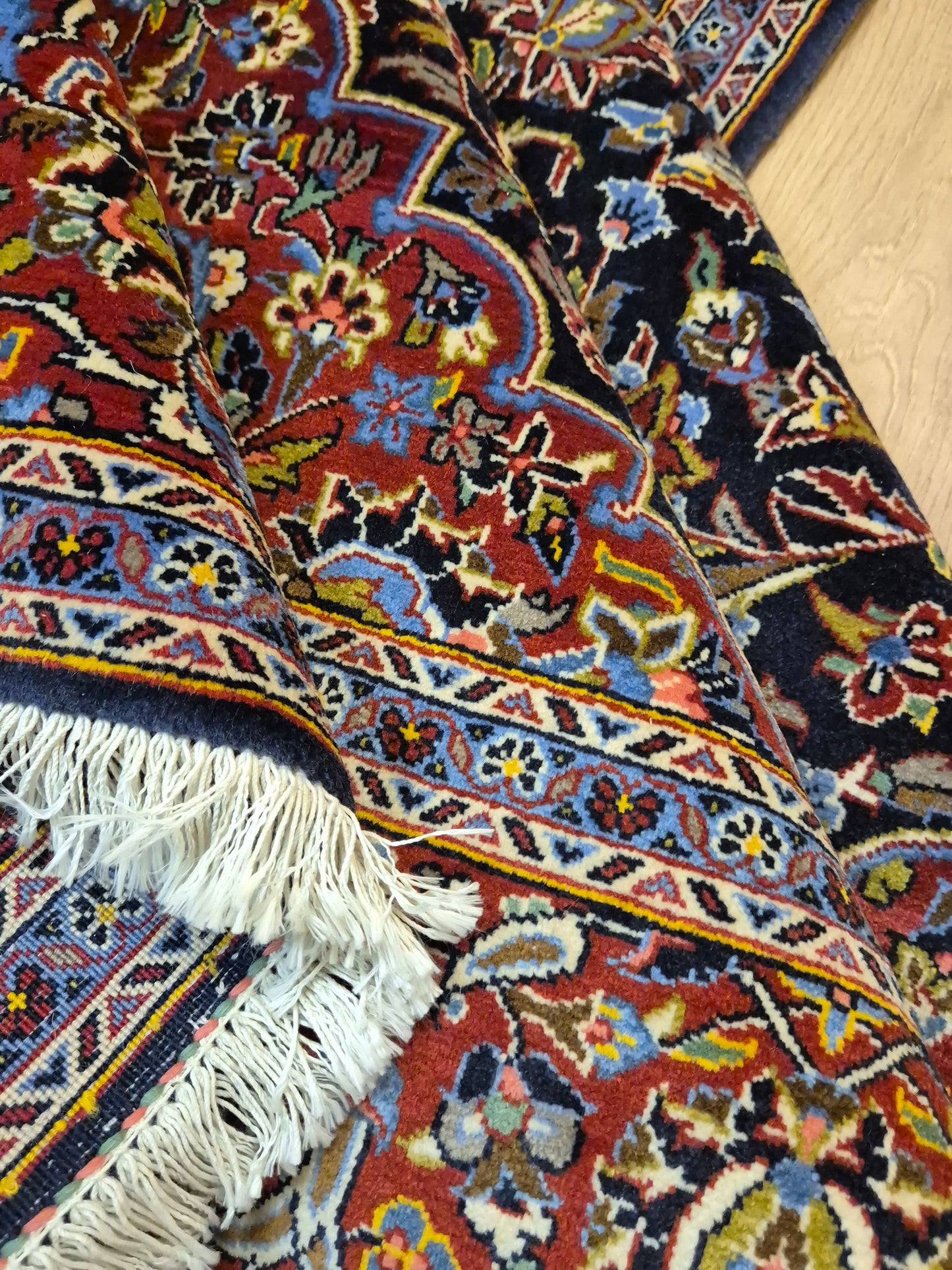 Keshan Teppich Korkwolle signiert Medaillon florales Design