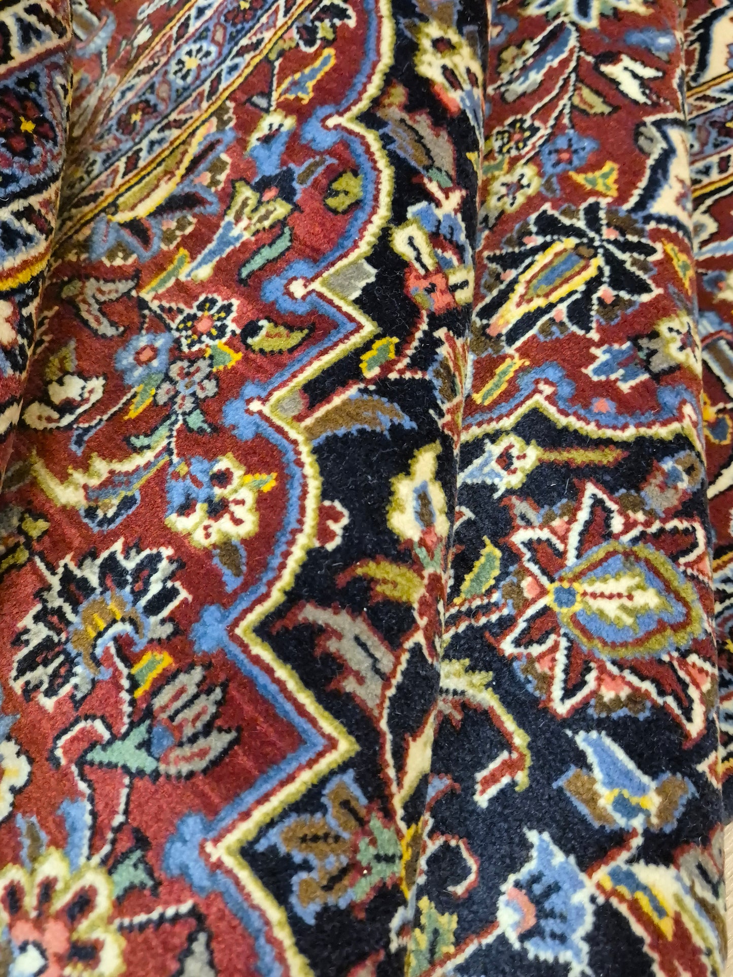 Keshan Teppich Korkwolle signiert Medaillon florales Design