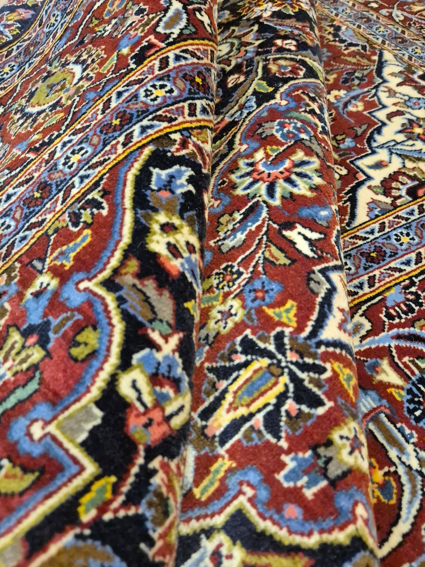 Keshan Teppich Korkwolle signiert Medaillon florales Design