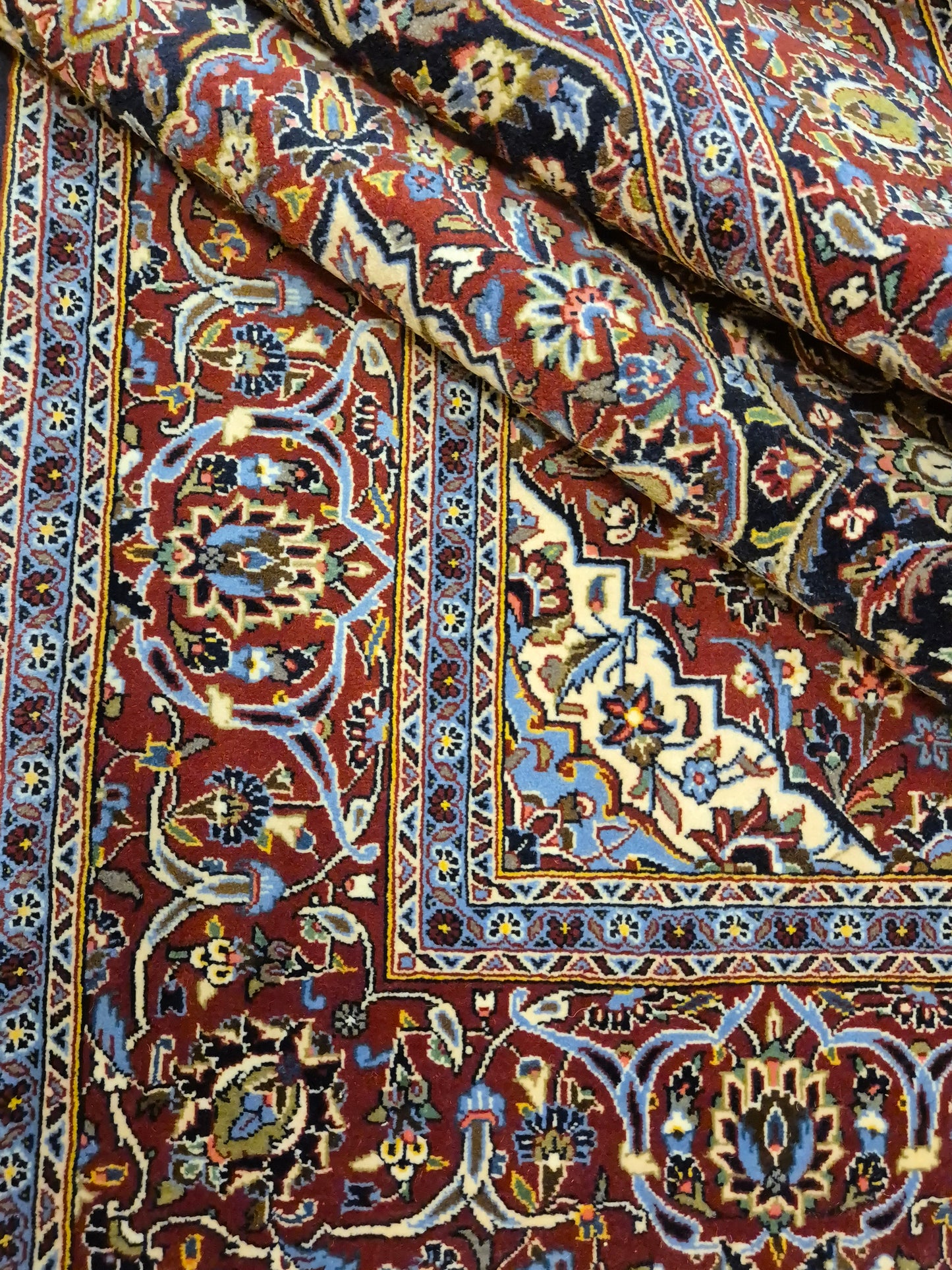 Keshan Teppich Korkwolle signiert Medaillon florales Design