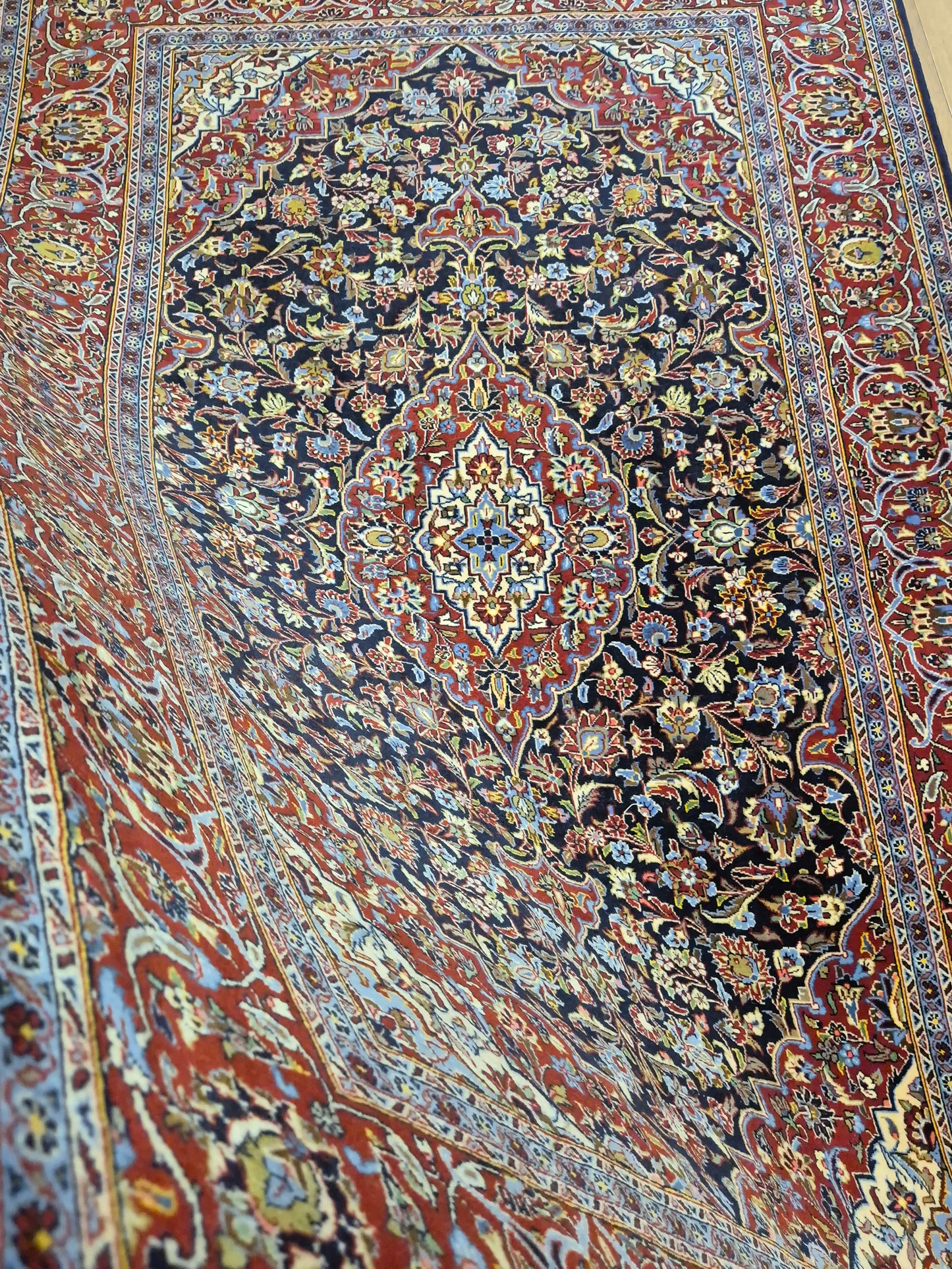 Keshan Teppich Korkwolle signiert Medaillon florales Design