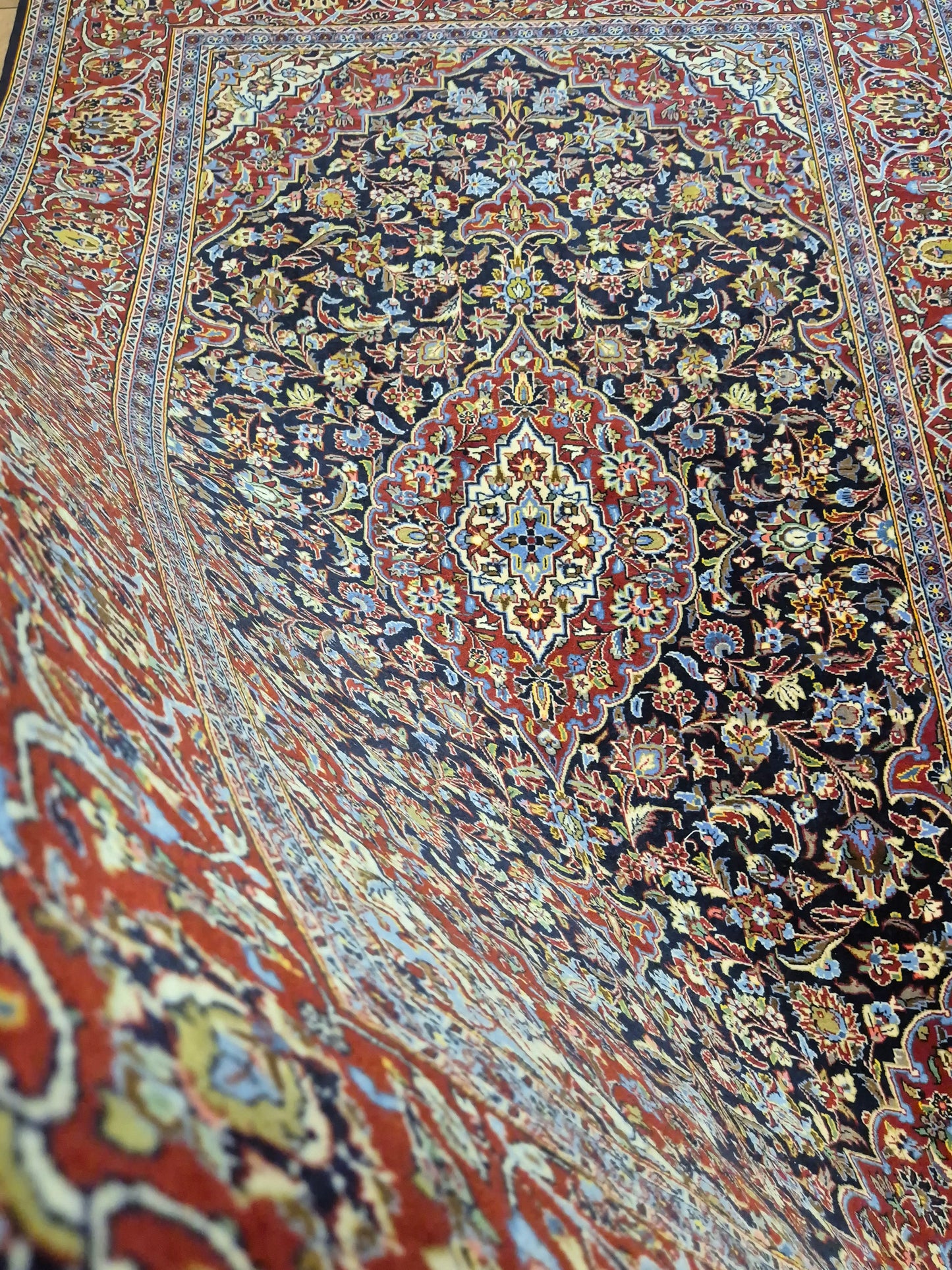 Keshan Teppich Korkwolle signiert Medaillon florales Design