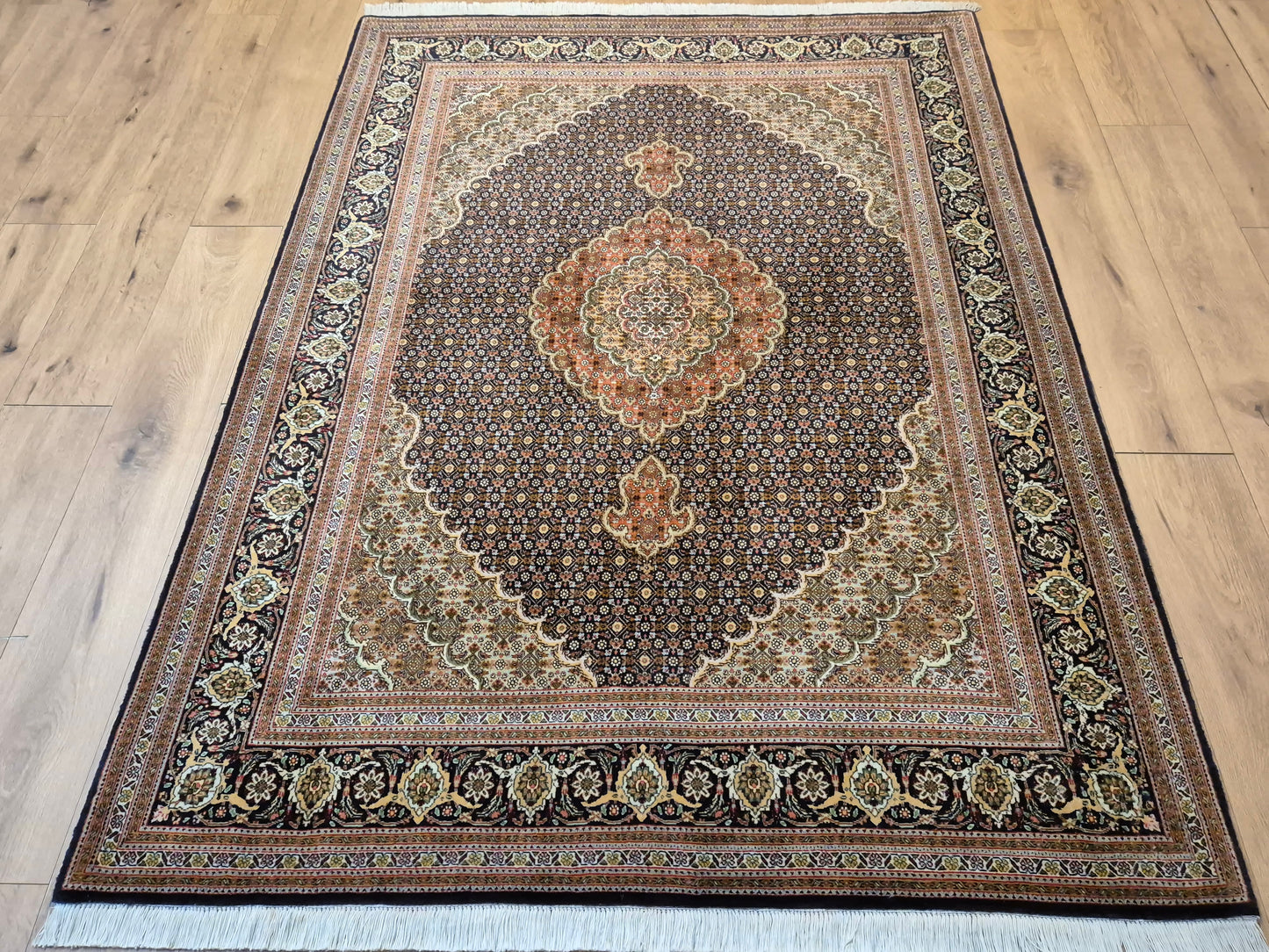 Täbriz Teppich Korkwolle Seide Medaillon Mahi Muster fein