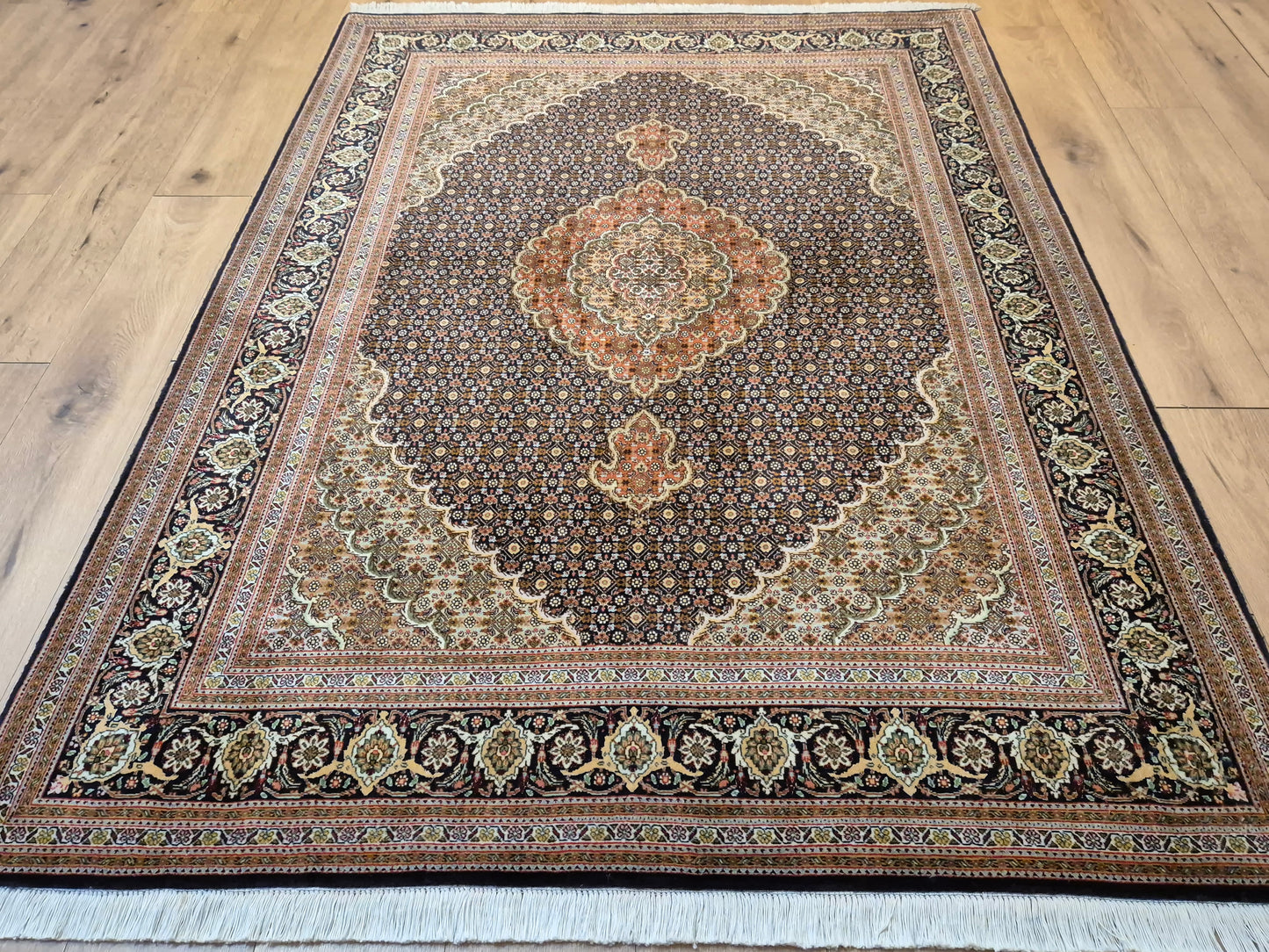 Täbriz Teppich Korkwolle Seide Medaillon Mahi Muster fein