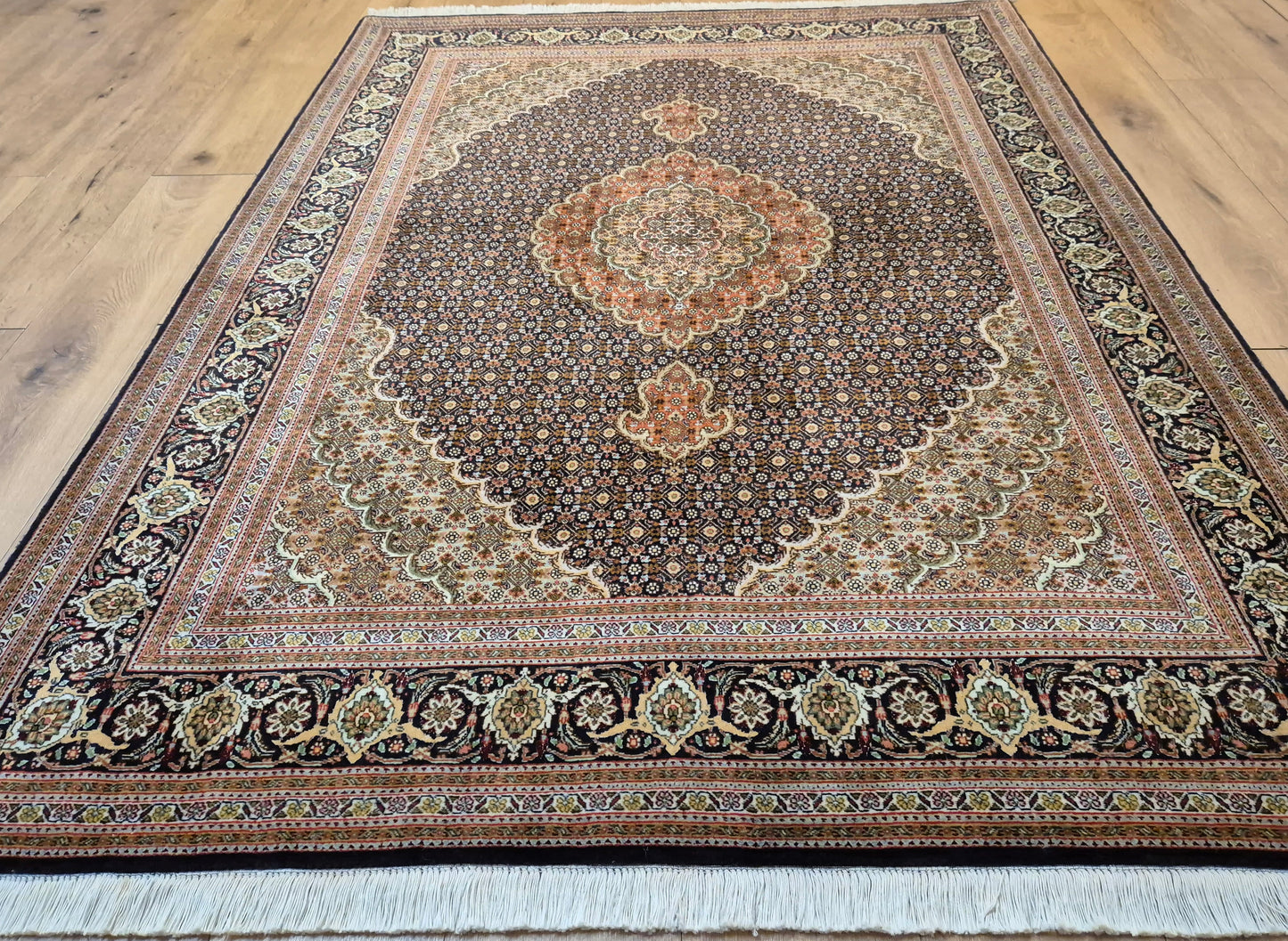 Täbriz Teppich Korkwolle Seide Medaillon Mahi Muster fein