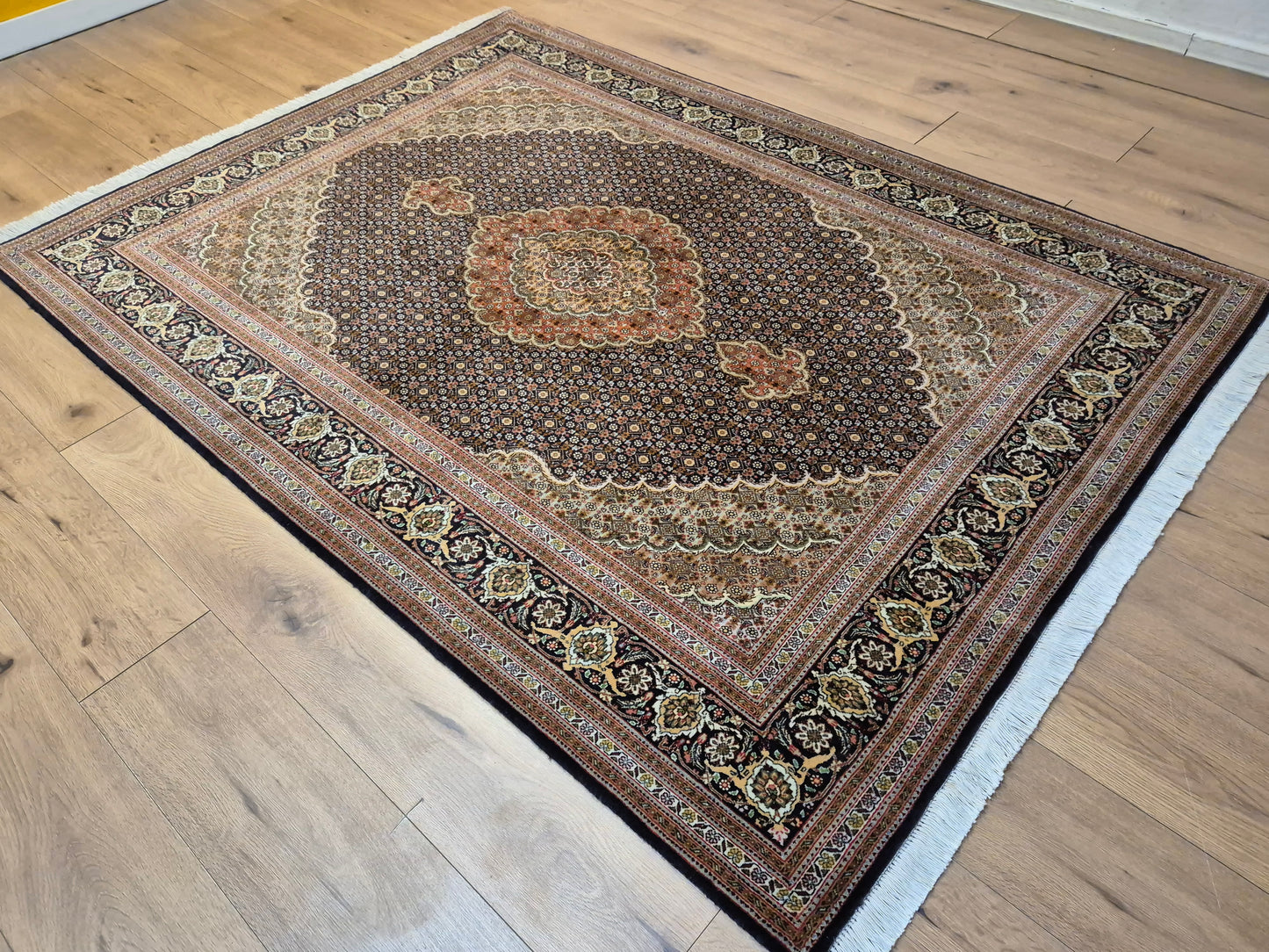 Täbriz Teppich Korkwolle Seide Medaillon Mahi Muster fein