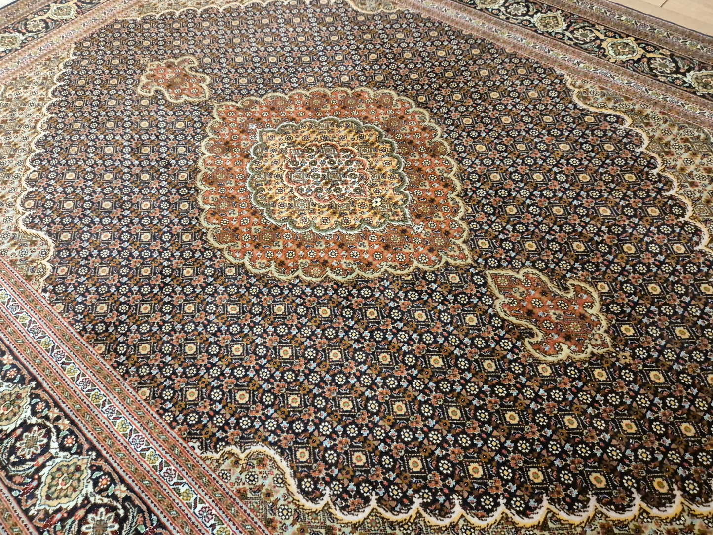 Täbriz Teppich Korkwolle Seide Medaillon Mahi Muster fein