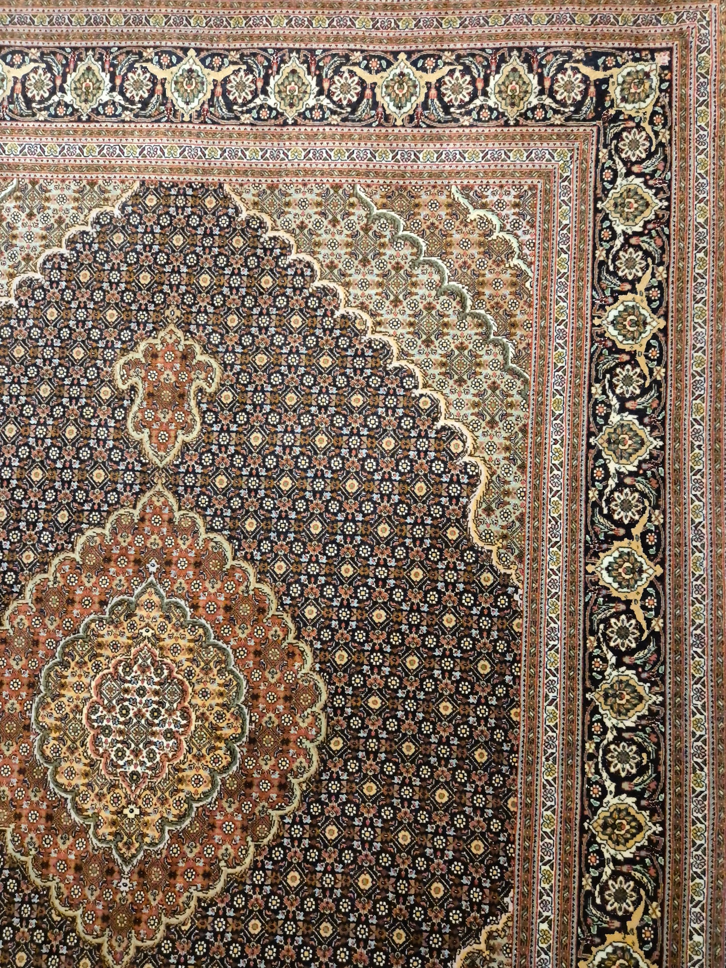 Täbriz Teppich Korkwolle Seide Medaillon Mahi Muster fein