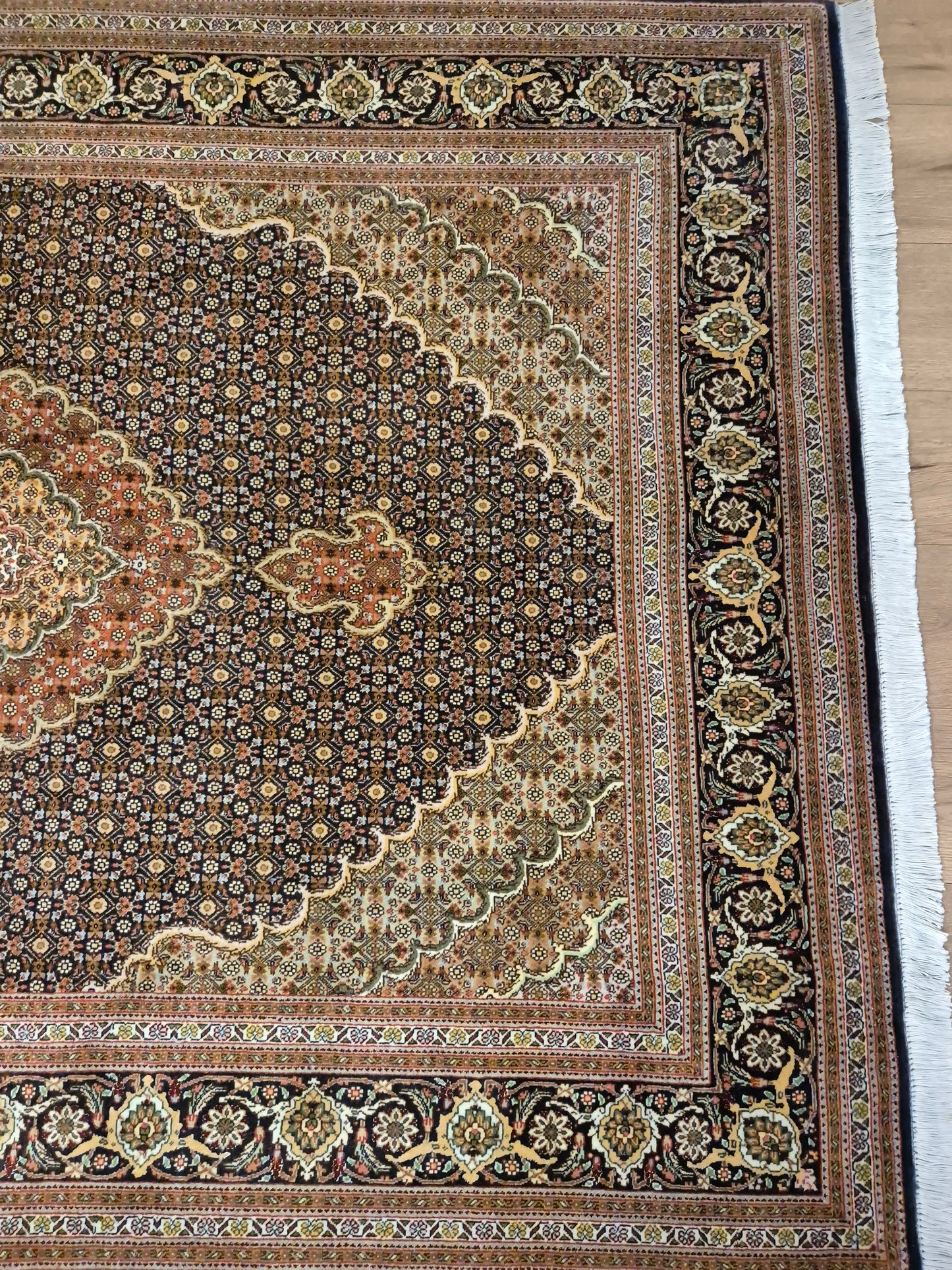 Täbriz Teppich Korkwolle Seide Medaillon Mahi Muster fein