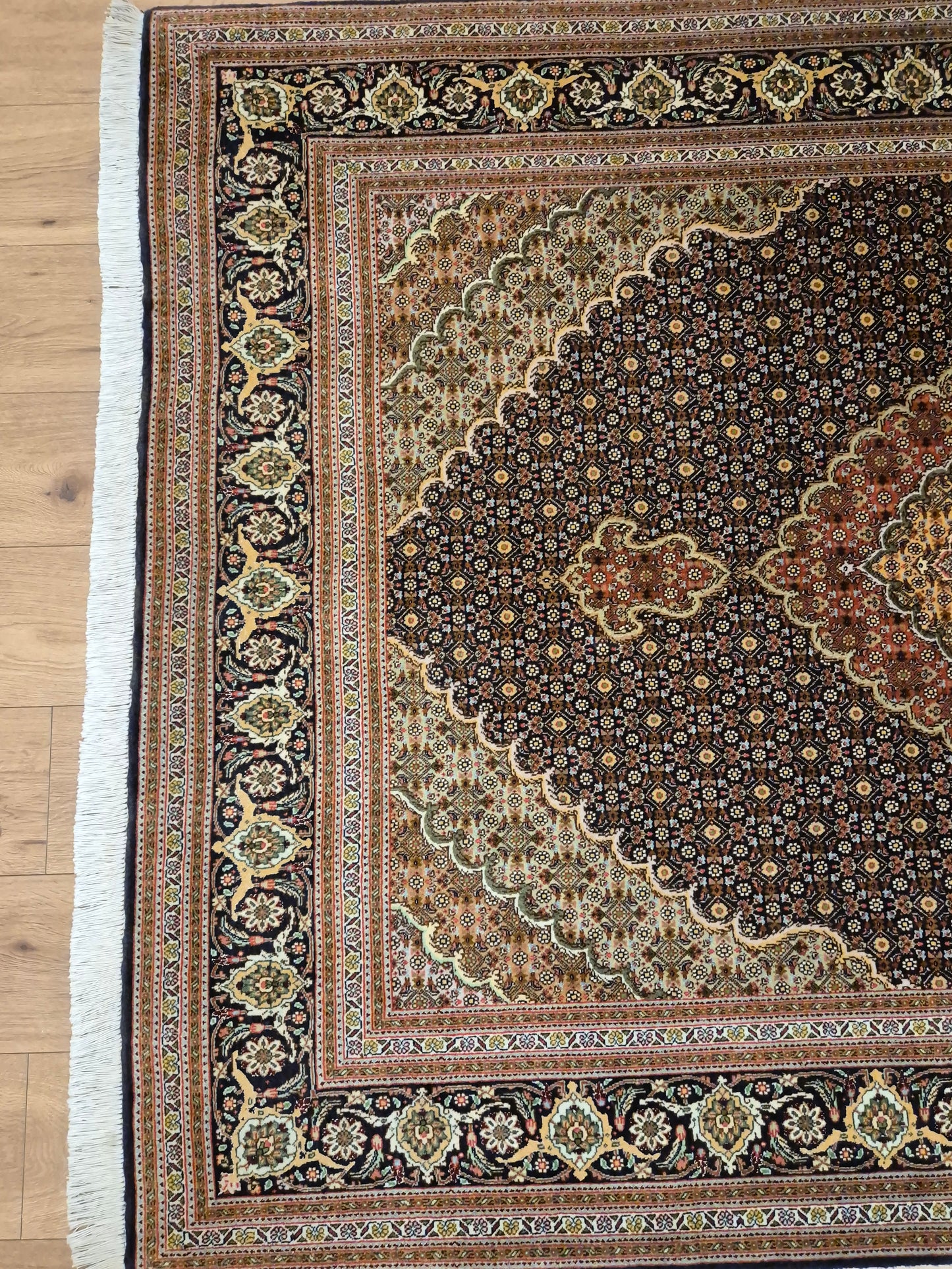 Täbriz Teppich Korkwolle Seide Medaillon Mahi Muster fein