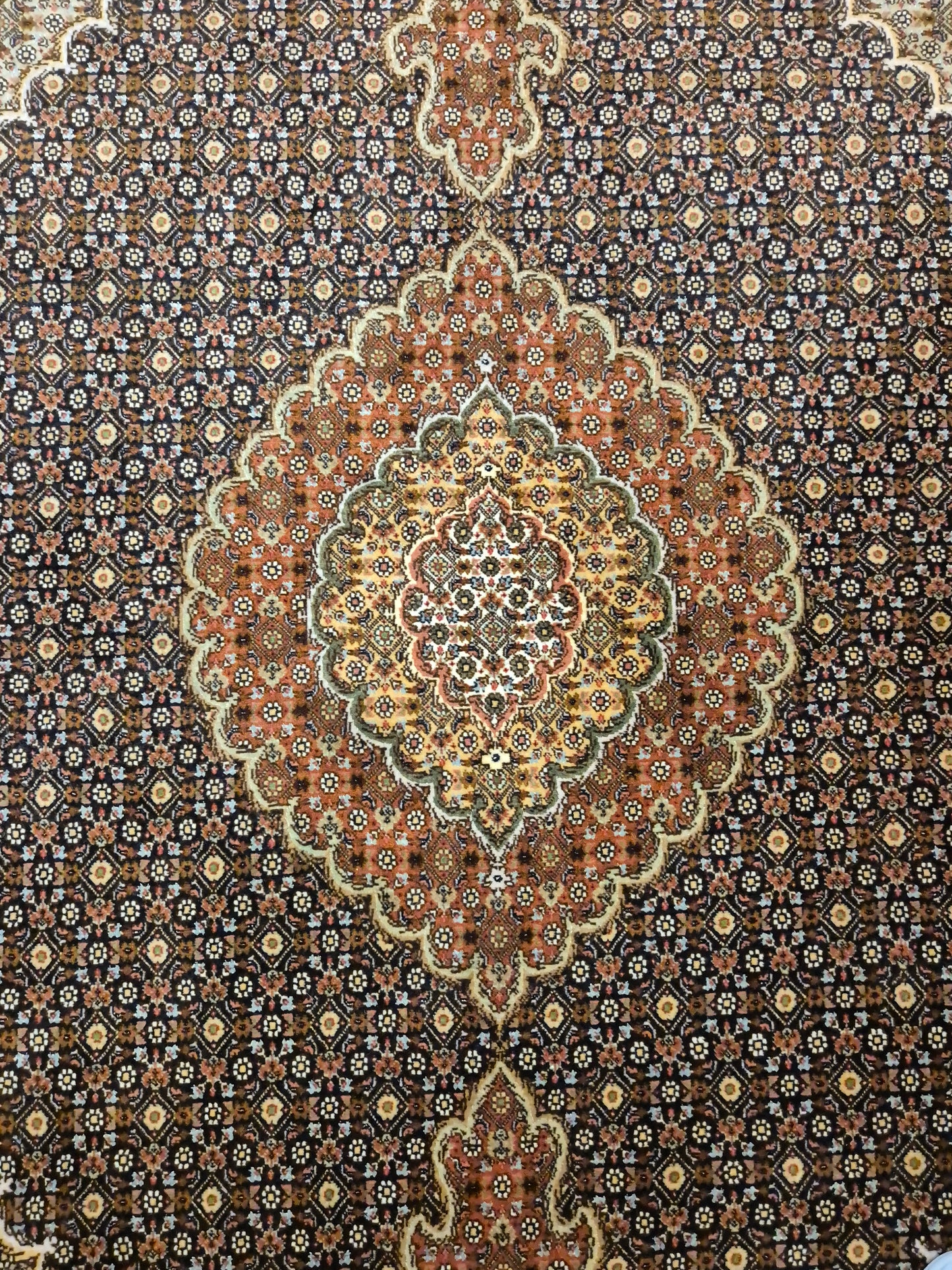 Täbriz Teppich Korkwolle Seide Medaillon Mahi Muster fein