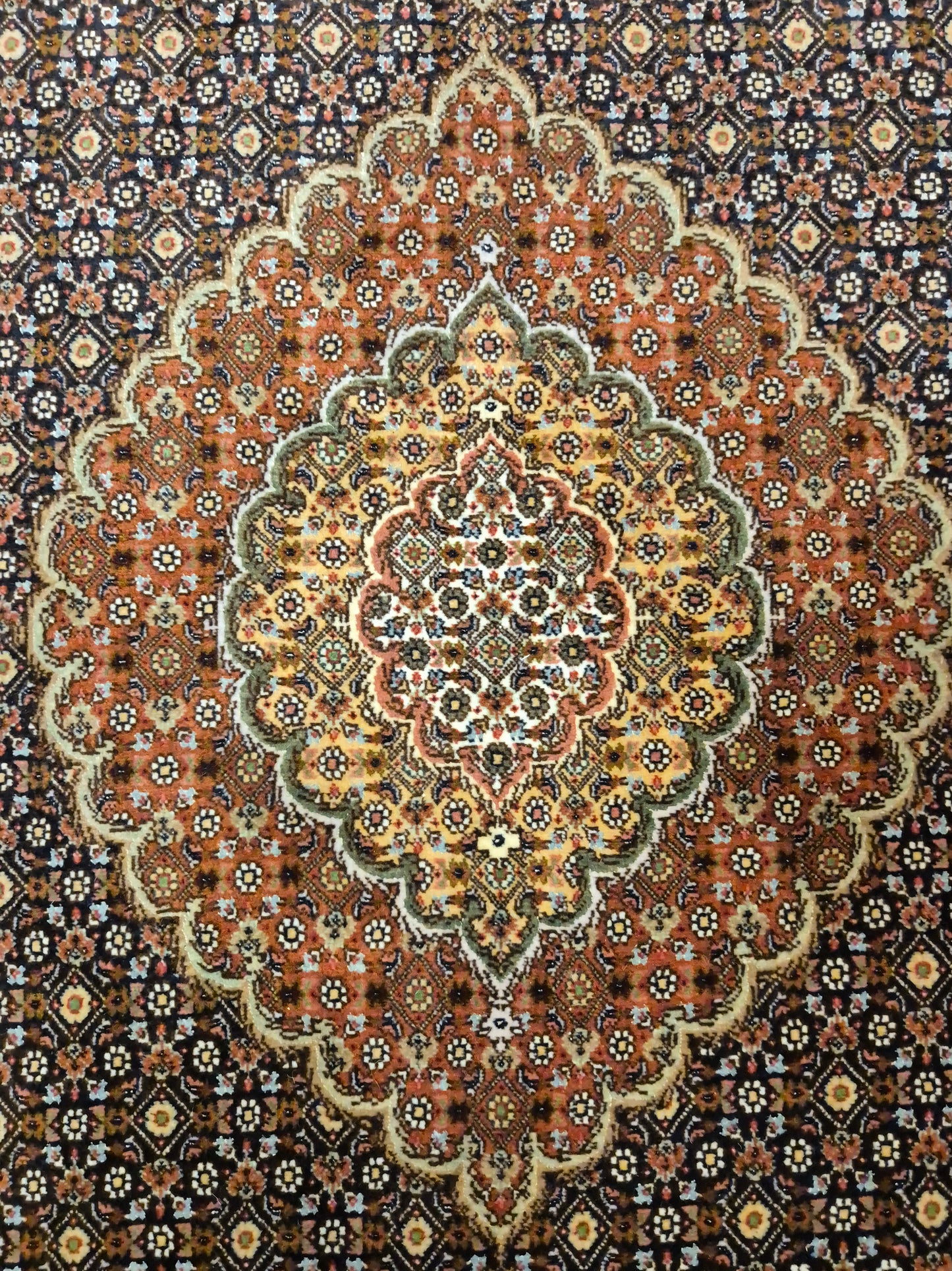 Täbriz Teppich Korkwolle Seide Medaillon Mahi Muster fein