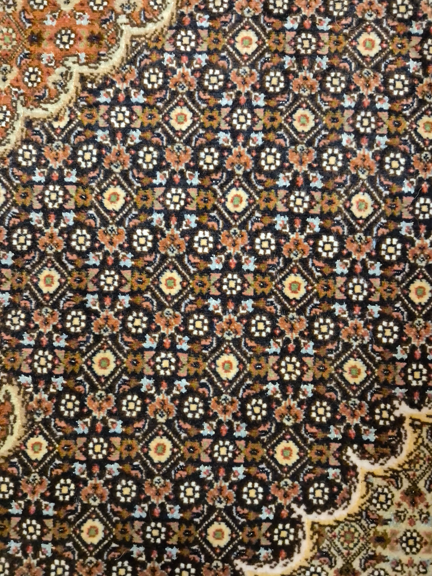 Täbriz Teppich Korkwolle Seide Medaillon Mahi Muster fein