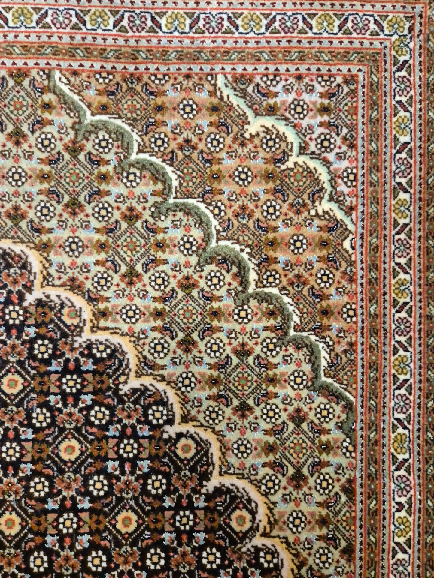 Täbriz Teppich Korkwolle Seide Medaillon Mahi Muster fein