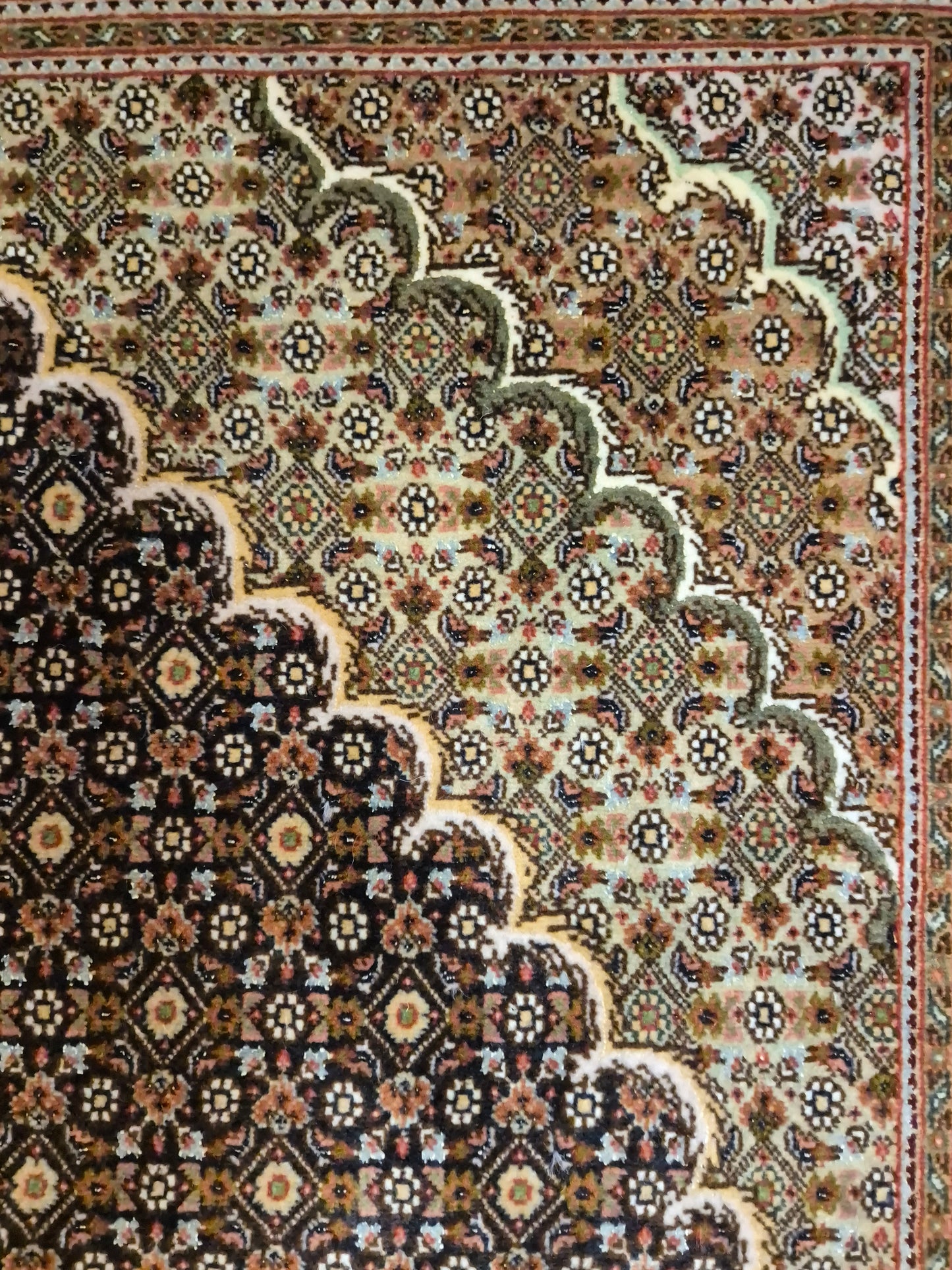 Täbriz Teppich Korkwolle Seide Medaillon Mahi Muster fein