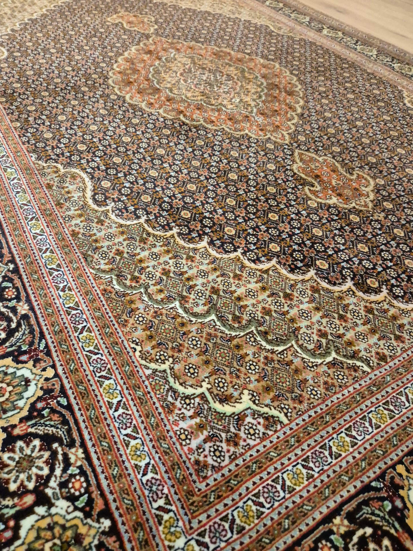 Täbriz Teppich Korkwolle Seide Medaillon Mahi Muster fein