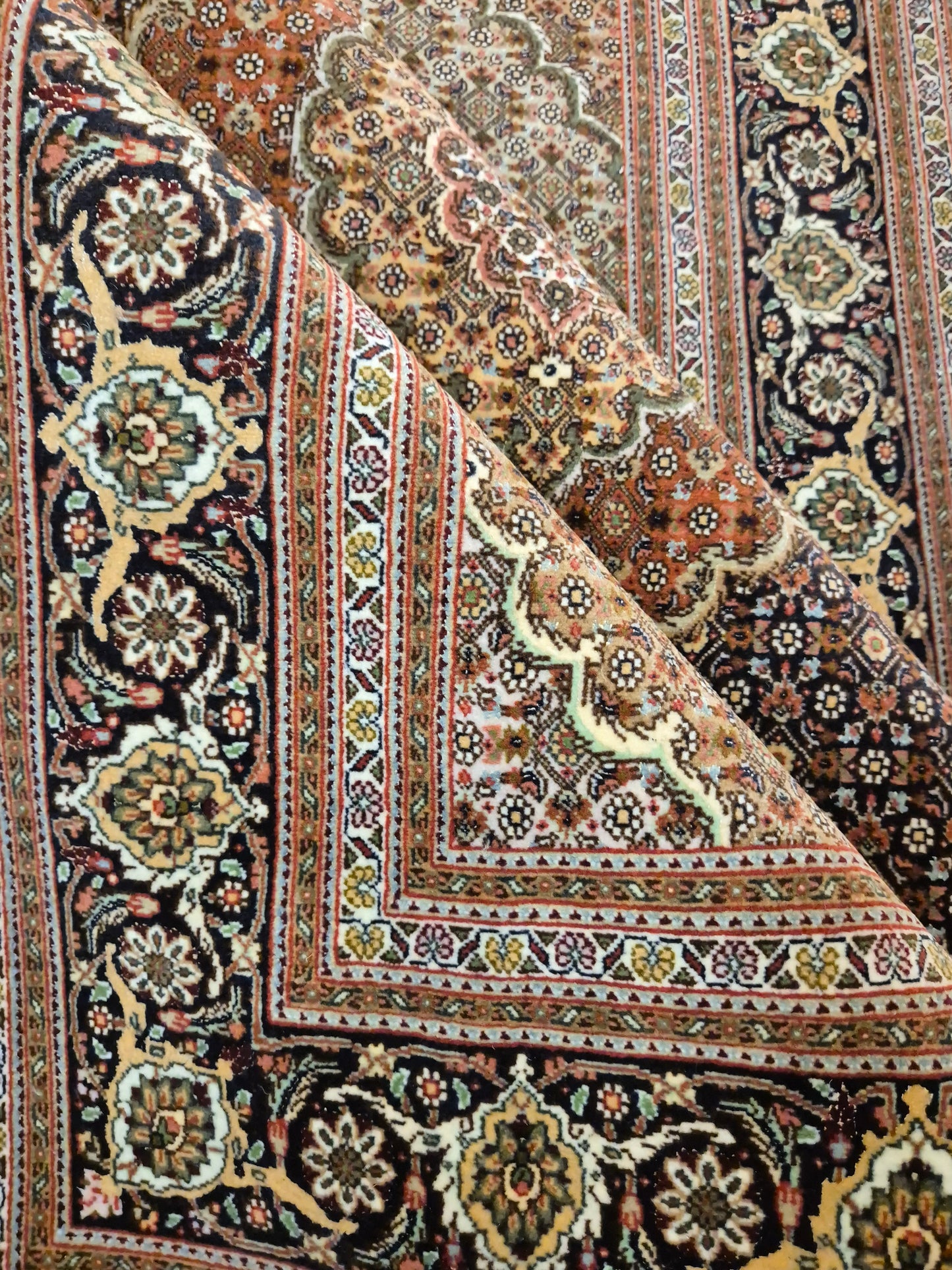 Täbriz Teppich Korkwolle Seide Medaillon Mahi Muster fein