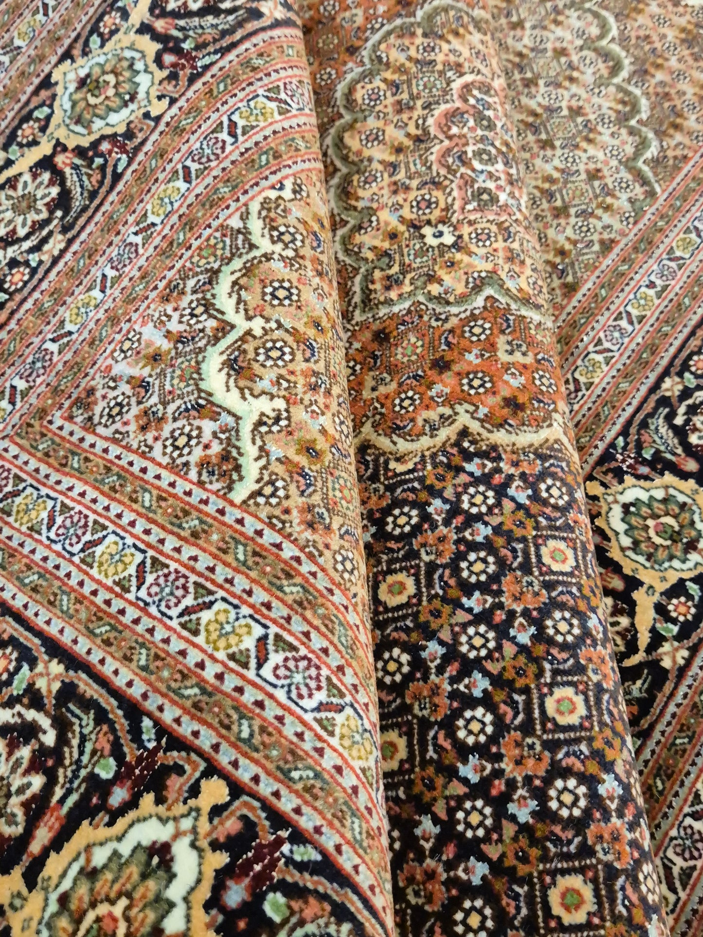 Täbriz Teppich Korkwolle Seide Medaillon Mahi Muster fein