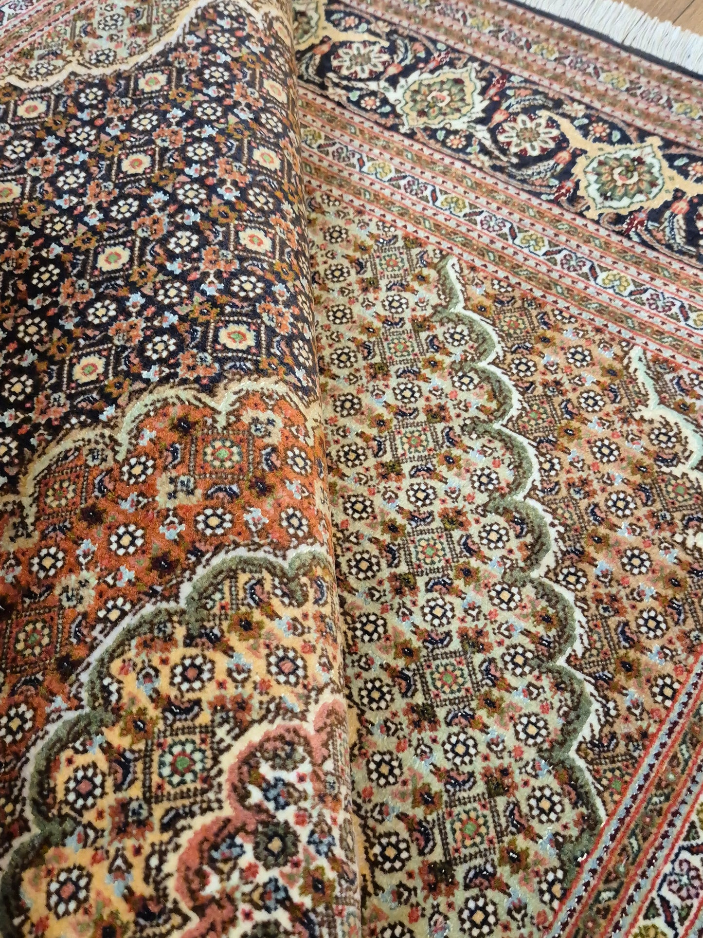 Täbriz Teppich Korkwolle Seide Medaillon Mahi Muster fein