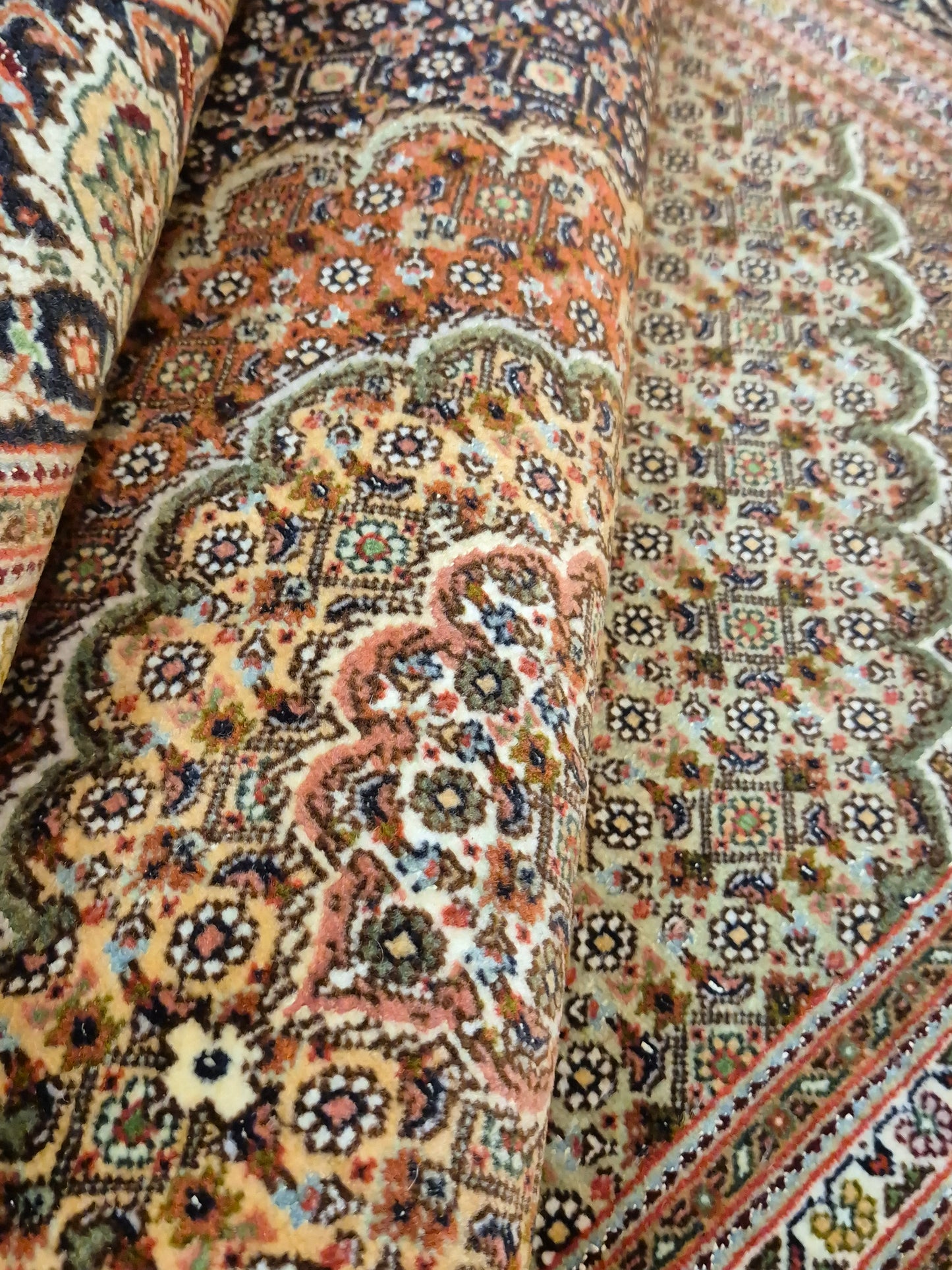 Täbriz Teppich Korkwolle Seide Medaillon Mahi Muster fein