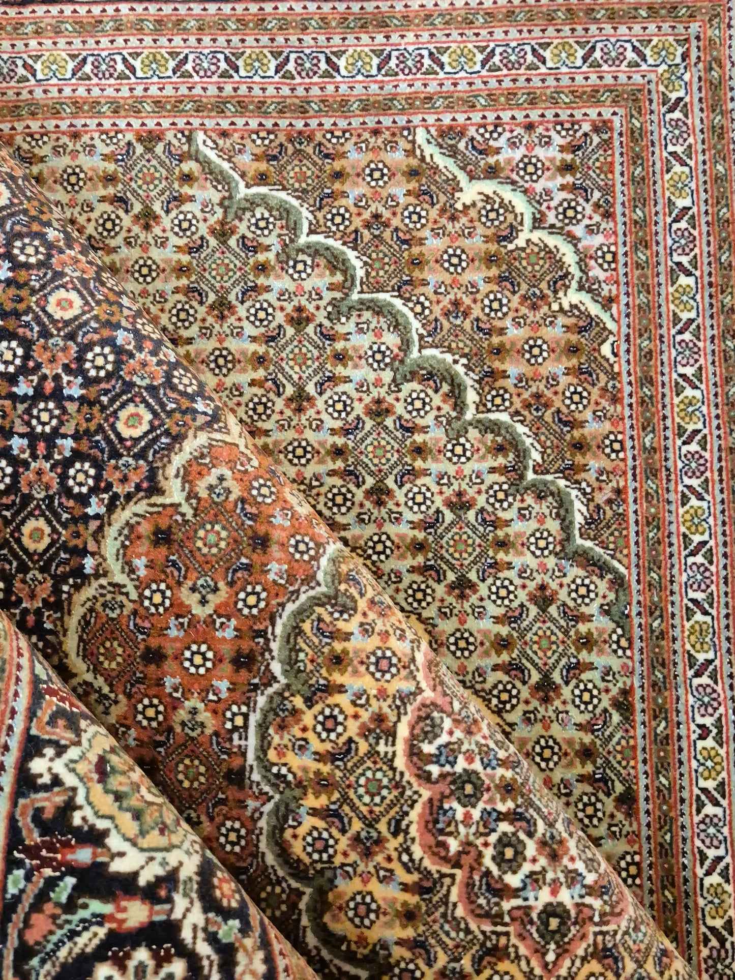 Täbriz Teppich Korkwolle Seide Medaillon Mahi Muster fein