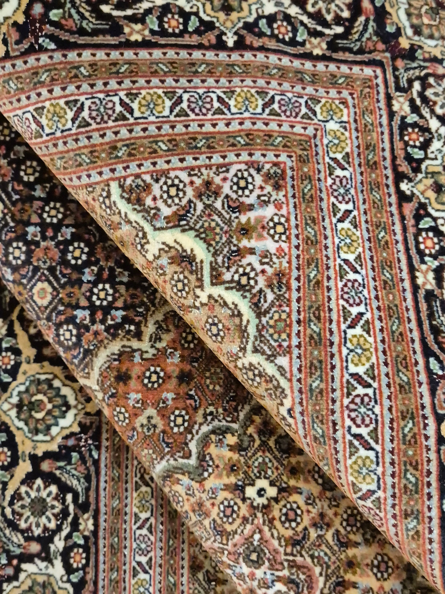 Täbriz Teppich Korkwolle Seide Medaillon Mahi Muster fein