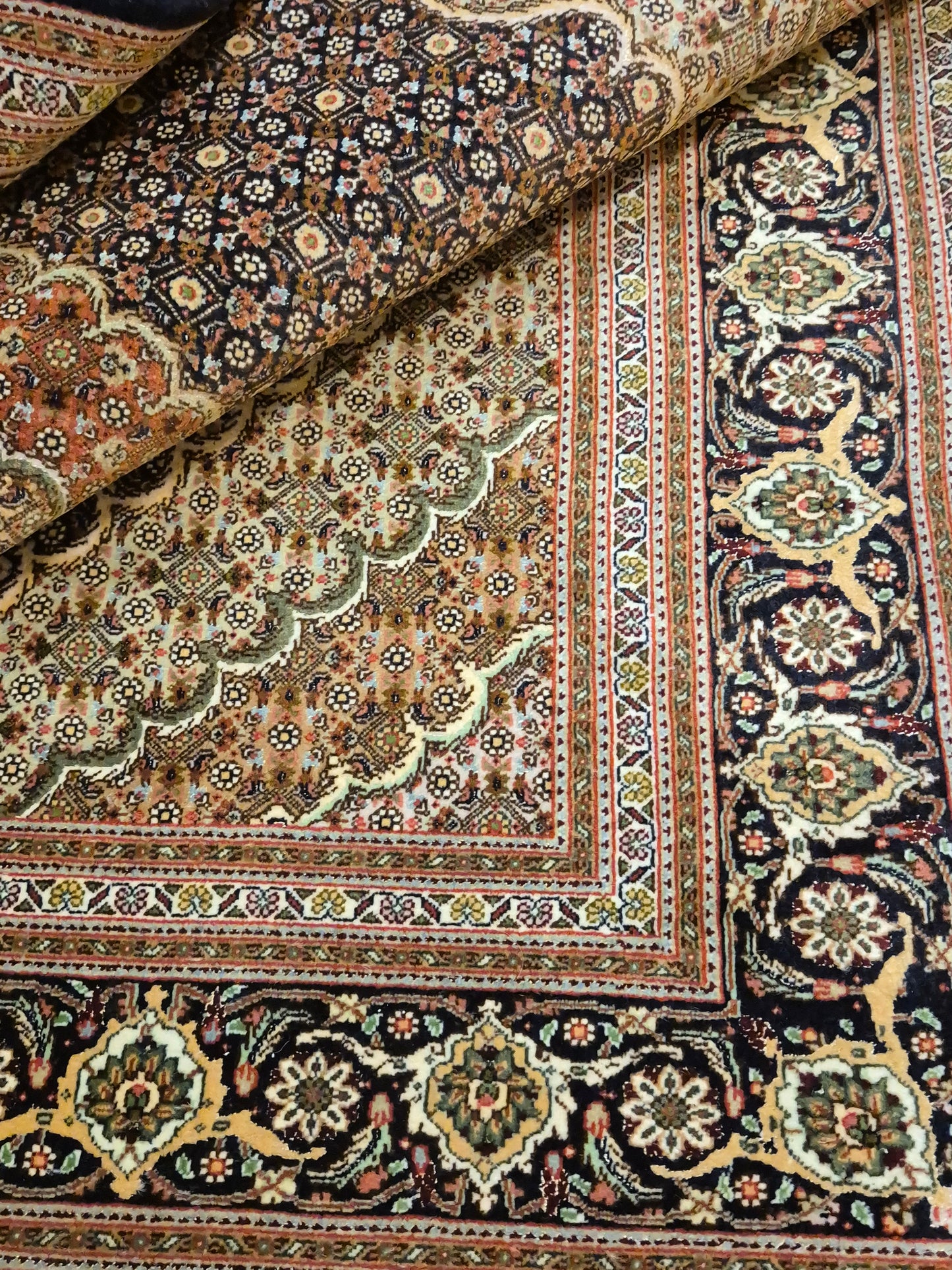 Täbriz Teppich Korkwolle Seide Medaillon Mahi Muster fein