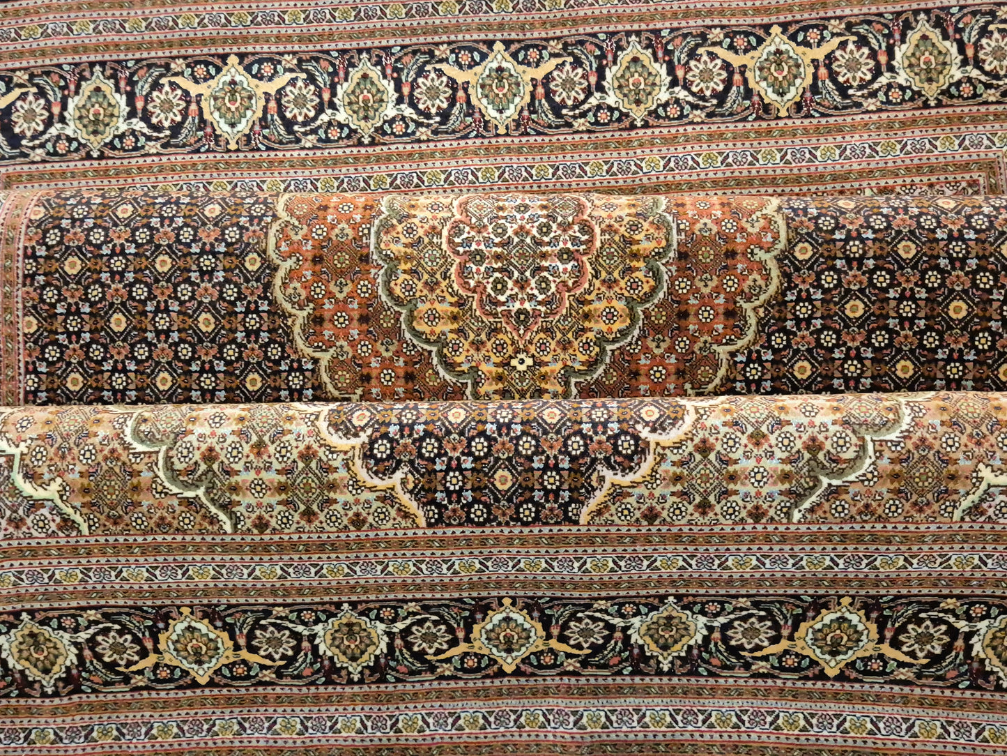 Täbriz Teppich Korkwolle Seide Medaillon Mahi Muster fein