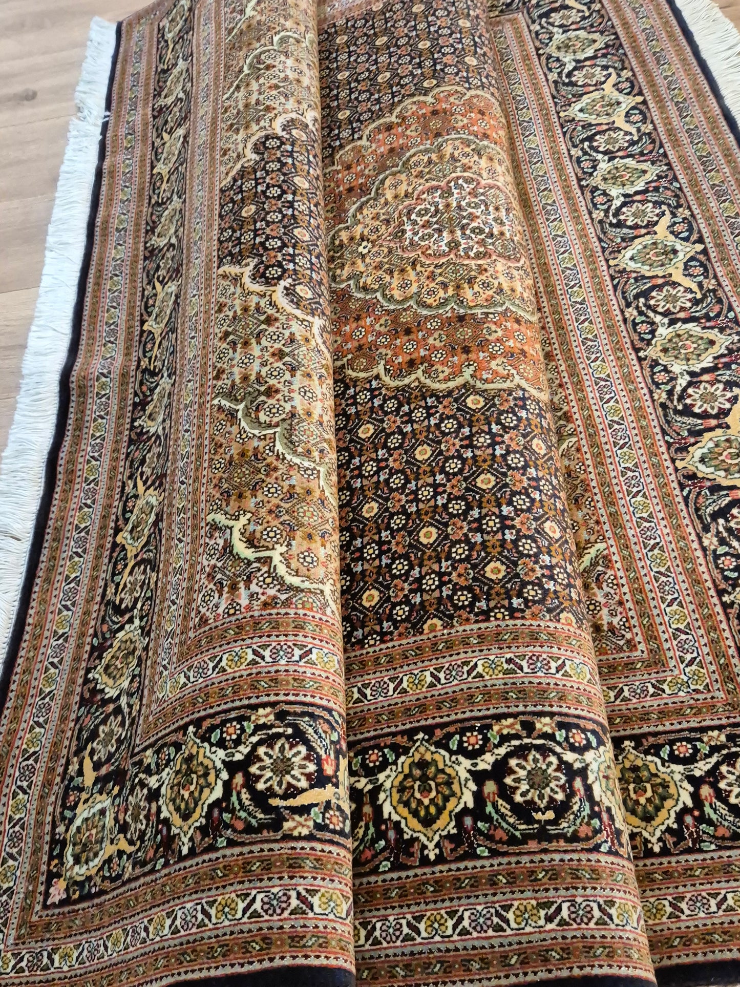 Täbriz Teppich Korkwolle Seide Medaillon Mahi Muster fein