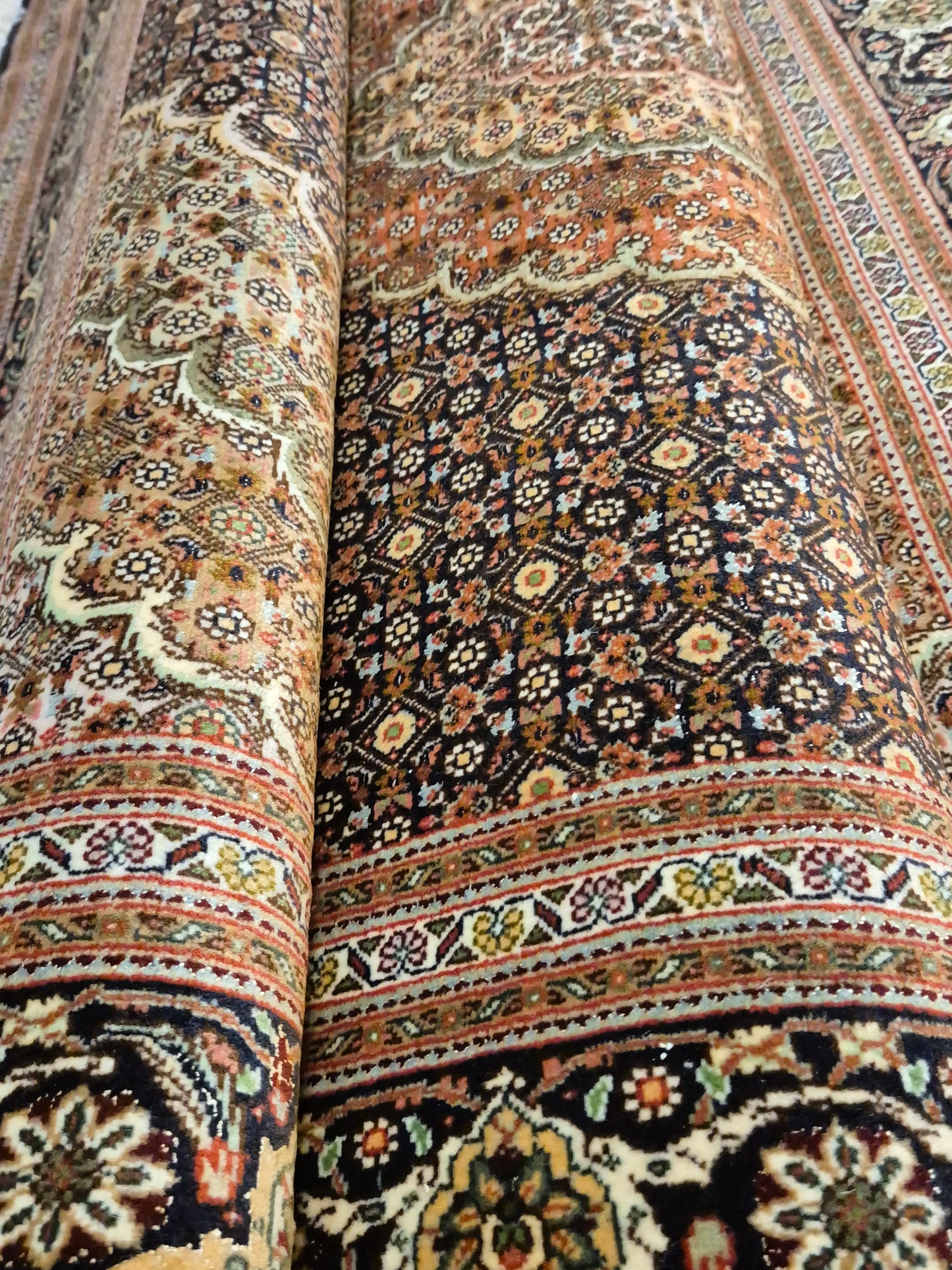 Täbriz Teppich Korkwolle Seide Medaillon Mahi Muster fein