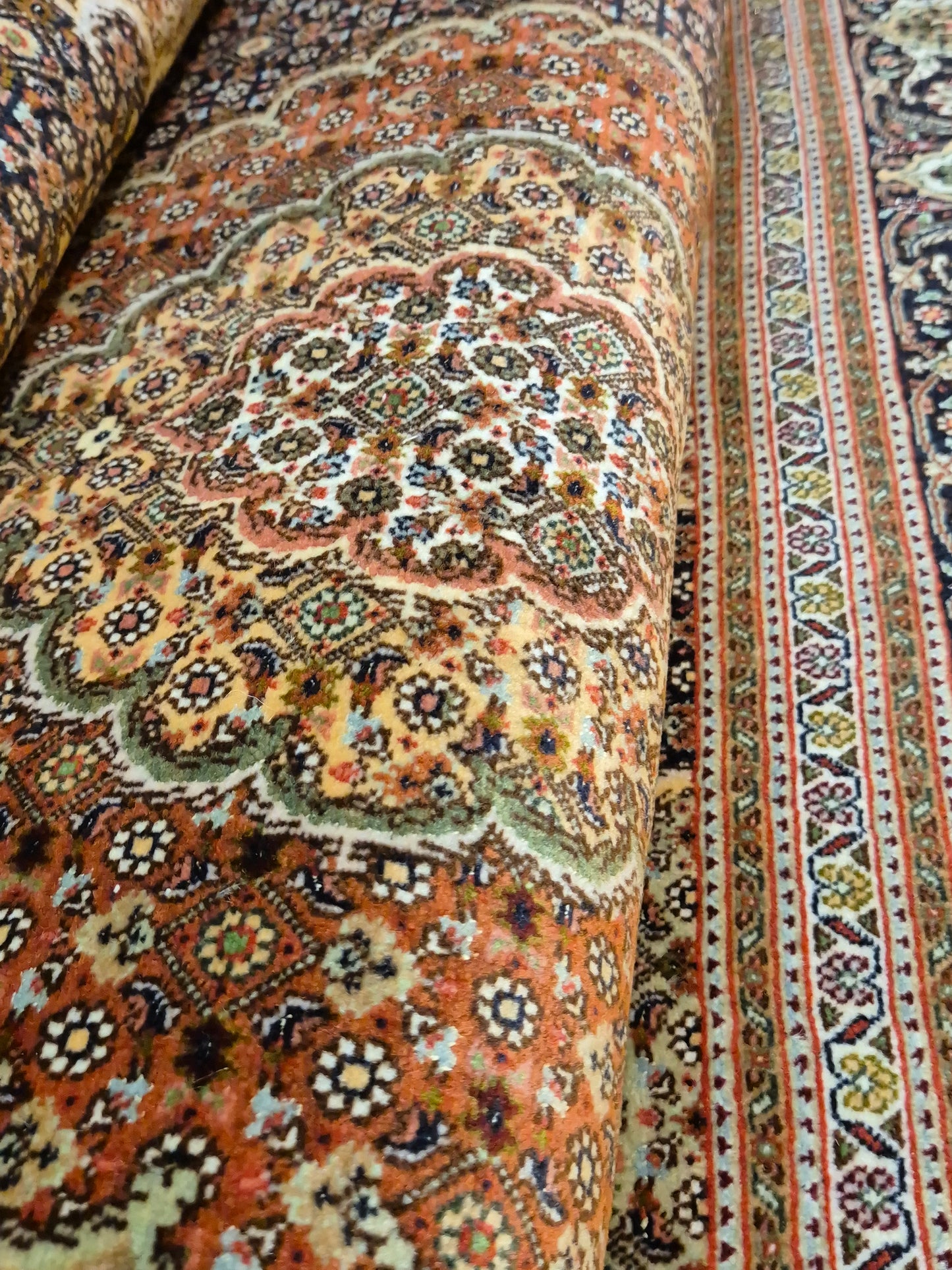 Täbriz Teppich Korkwolle Seide Medaillon Mahi Muster fein