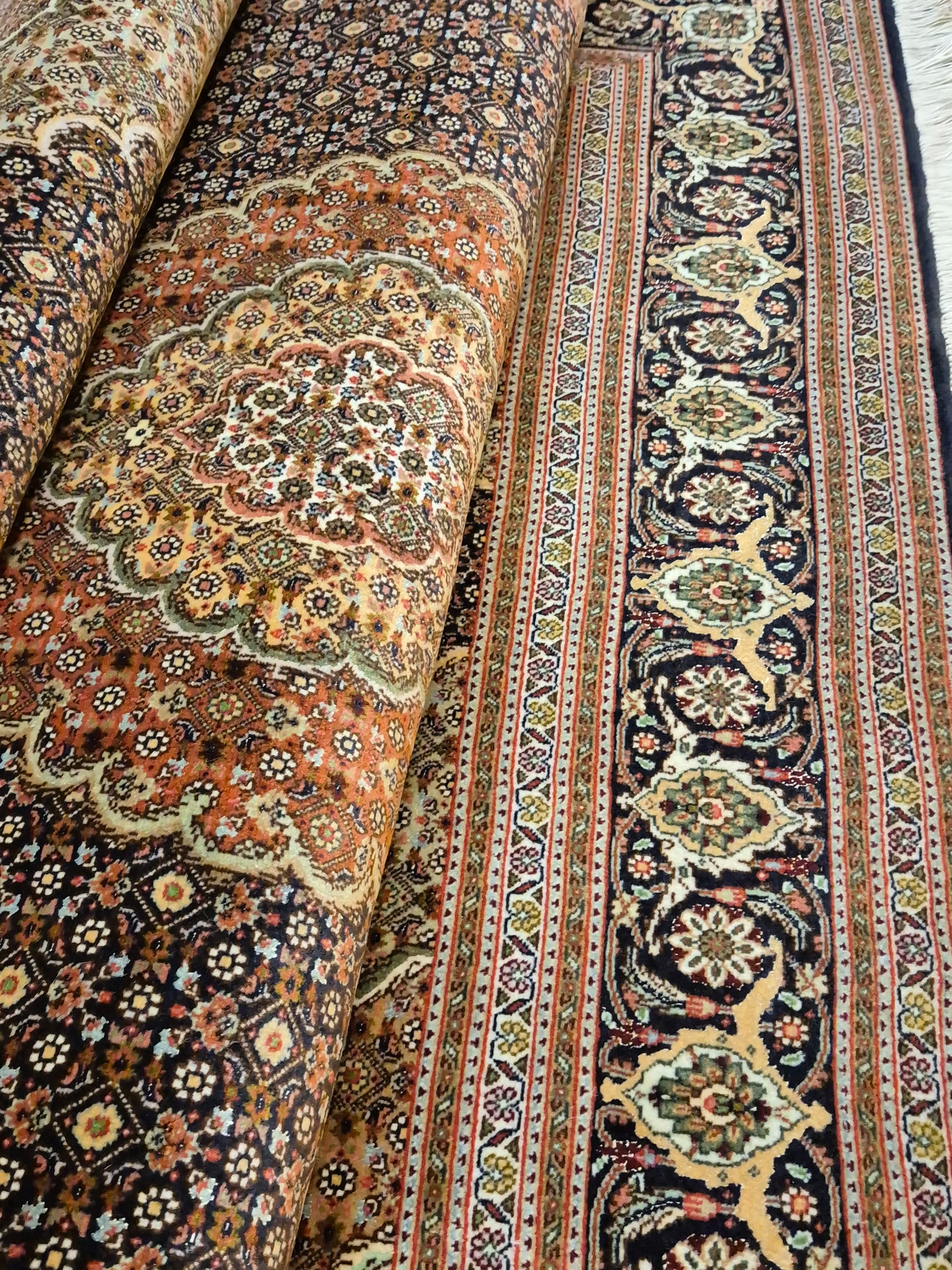 Täbriz Teppich Korkwolle Seide Medaillon Mahi Muster fein