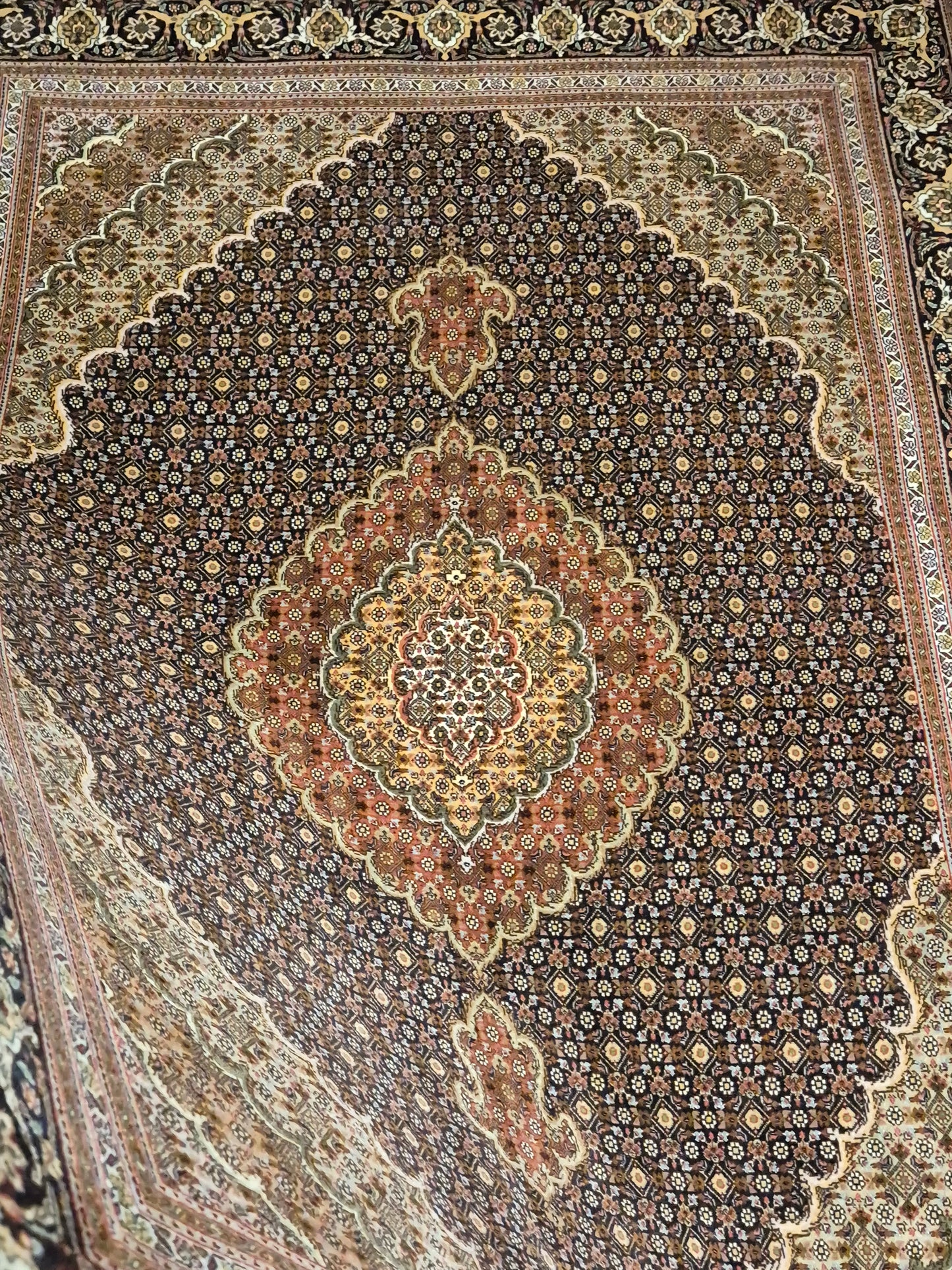 Täbriz Teppich Korkwolle Seide Medaillon Mahi Muster fein