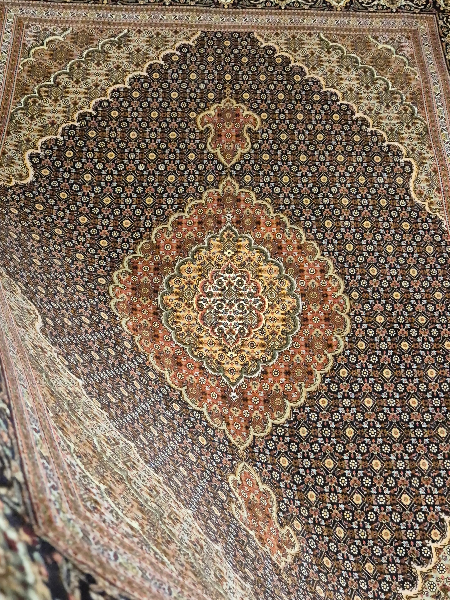 Täbriz Teppich Korkwolle Seide Medaillon Mahi Muster fein