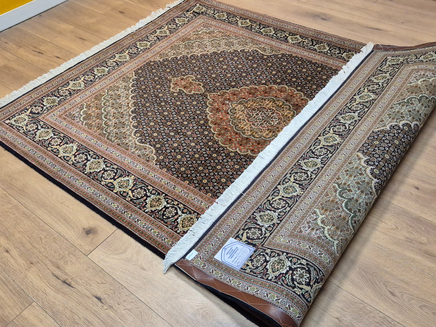 Täbriz Teppich Korkwolle Seide Medaillon Mahi Muster fein