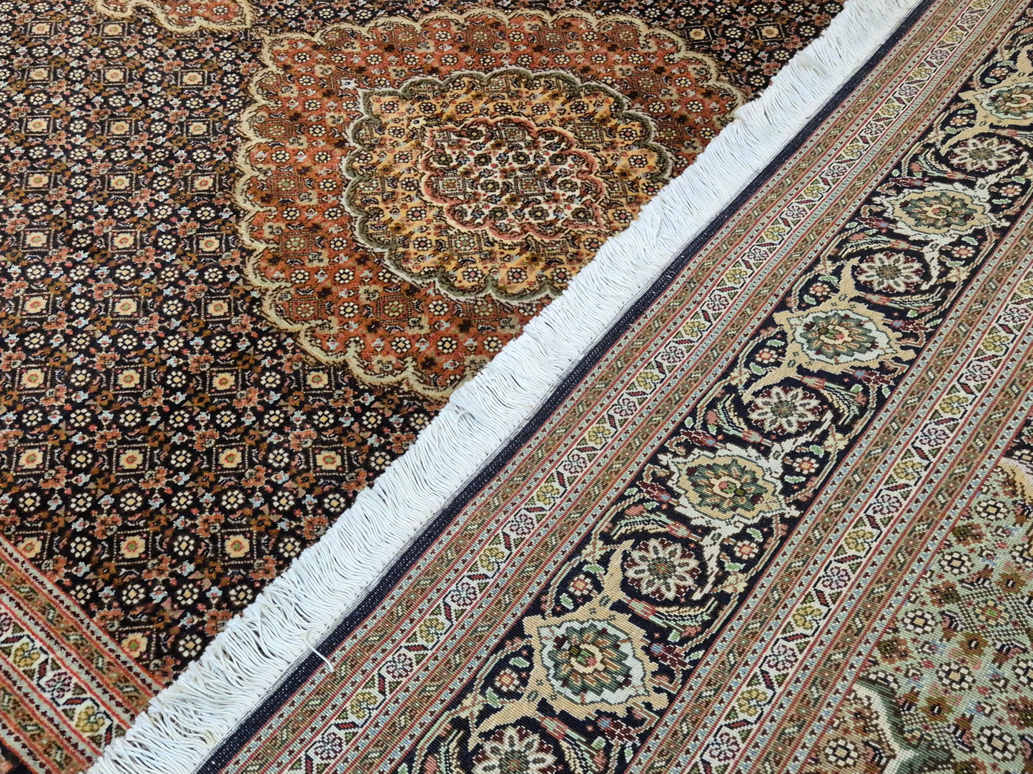 Täbriz Teppich Korkwolle Seide Medaillon Mahi Muster fein