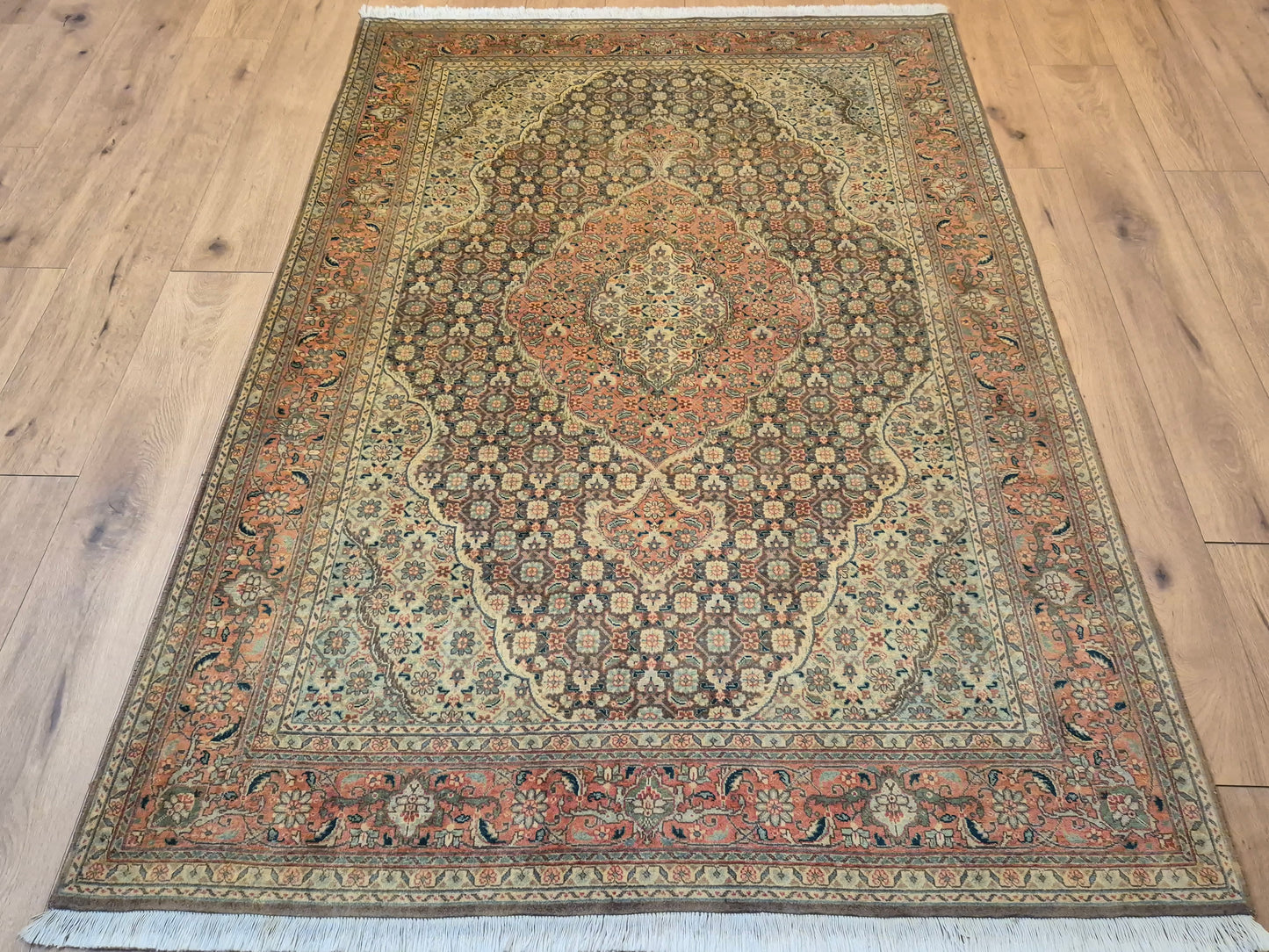 Täbriz Teppich Korkwolle Medaillon Mahi Muster feine Knüpfung