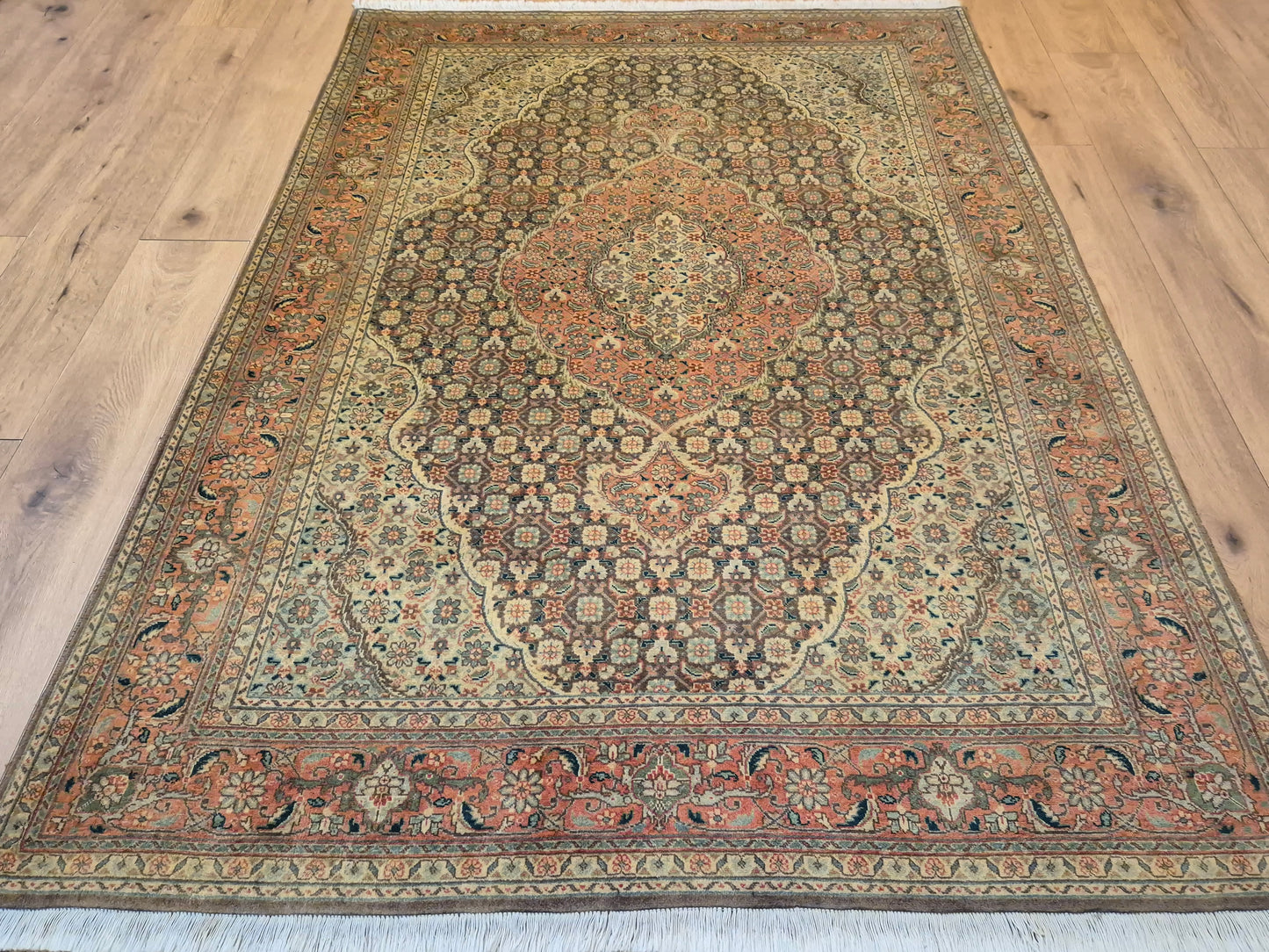 Täbriz Teppich Korkwolle Medaillon Mahi Muster feine Knüpfung