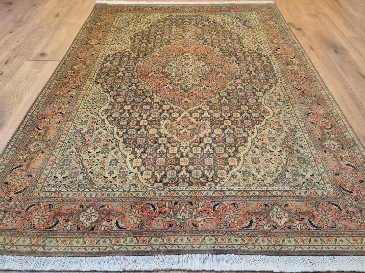 Täbriz Teppich Korkwolle Medaillon Mahi Muster feine Knüpfung