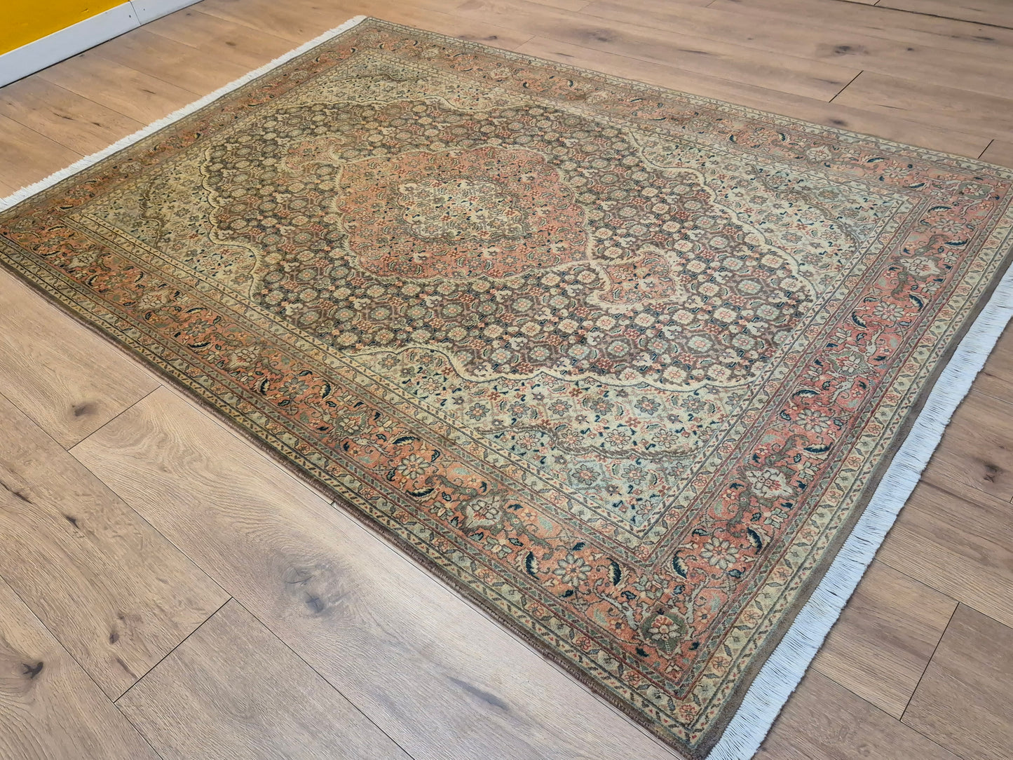 Täbriz Teppich Korkwolle Medaillon Mahi Muster feine Knüpfung