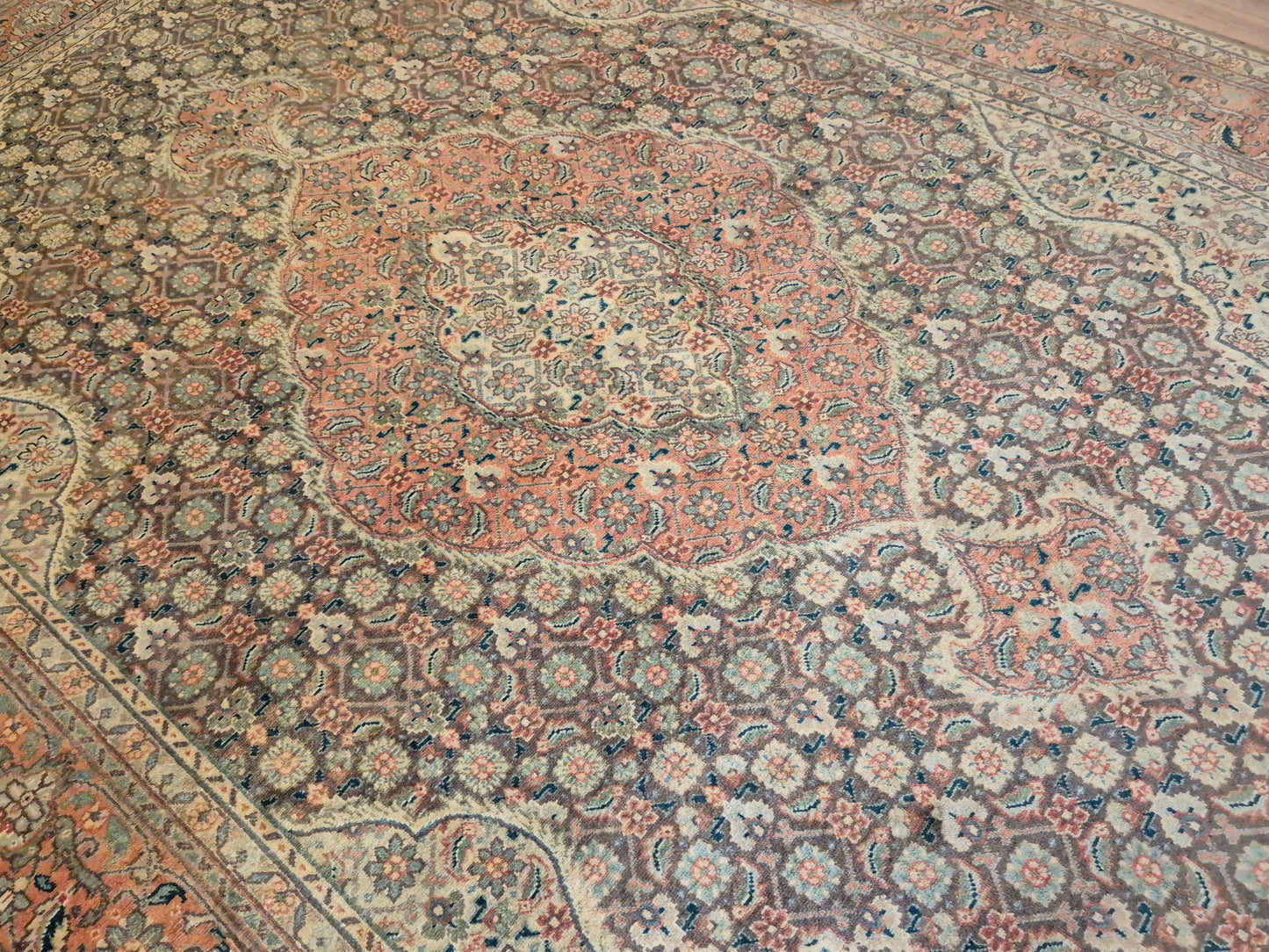 Täbriz Teppich Korkwolle Medaillon Mahi Muster feine Knüpfung