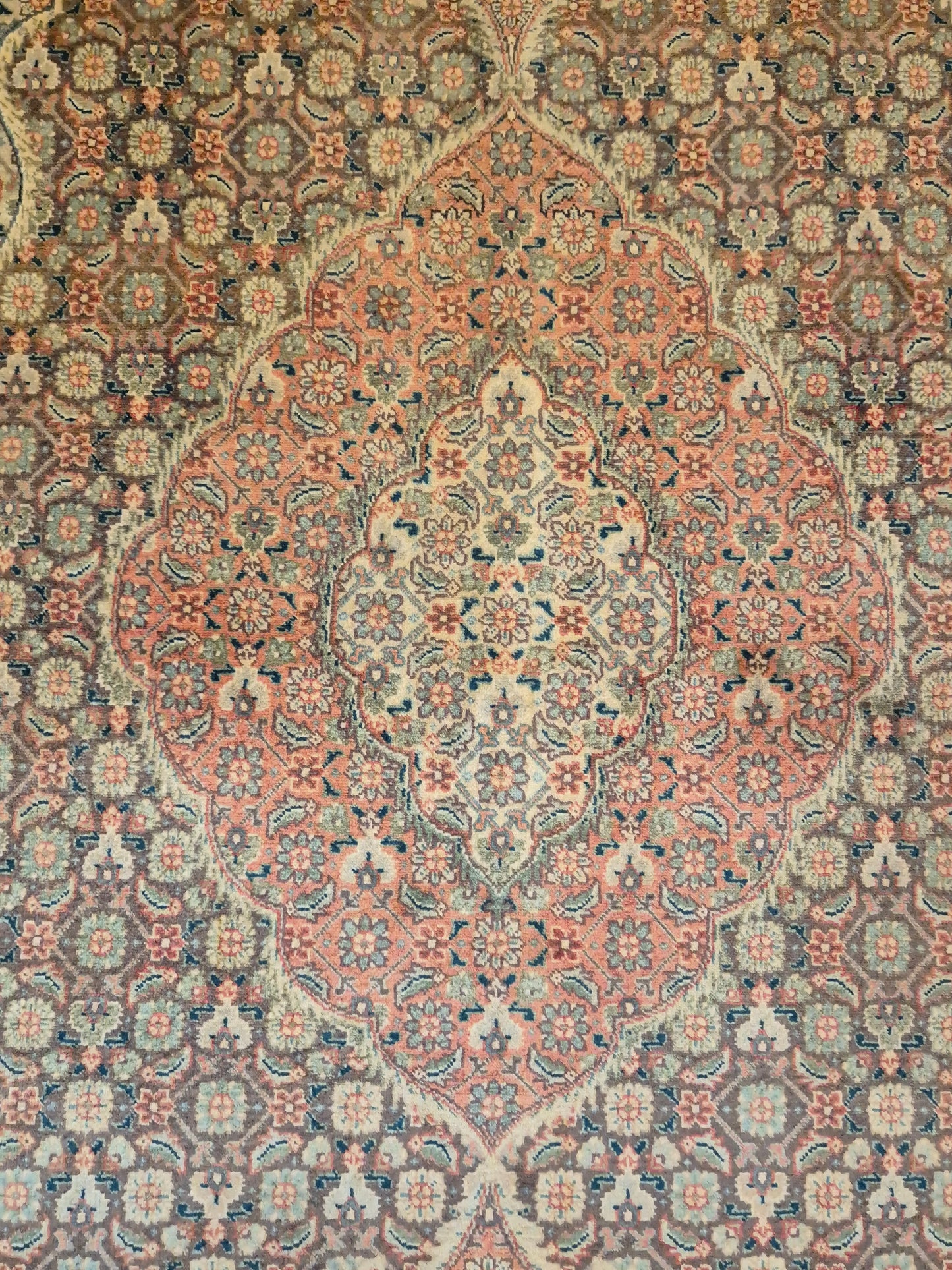 Täbriz Teppich Korkwolle Medaillon Mahi Muster feine Knüpfung