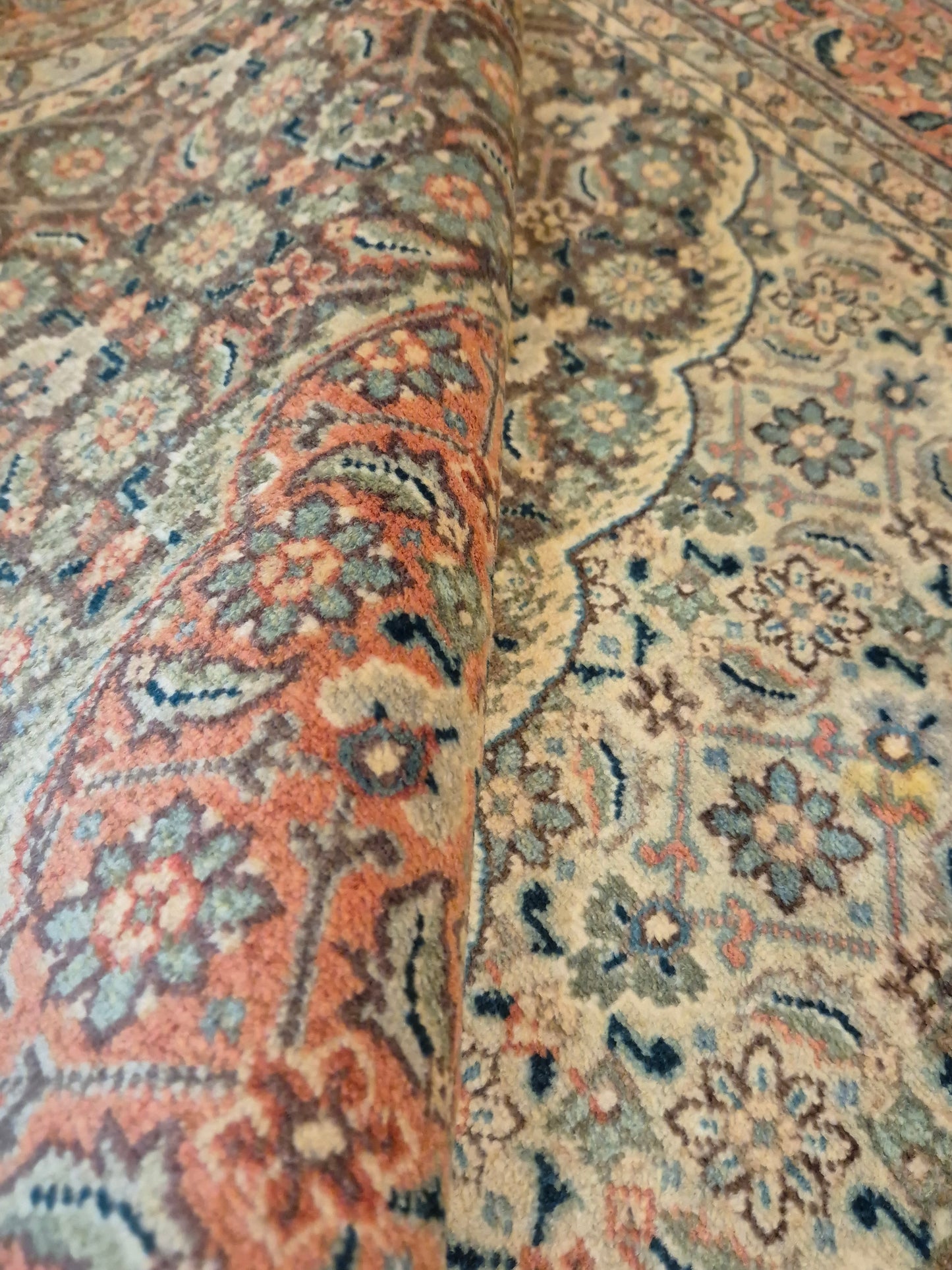 Täbriz Teppich Korkwolle Medaillon Mahi Muster feine Knüpfung