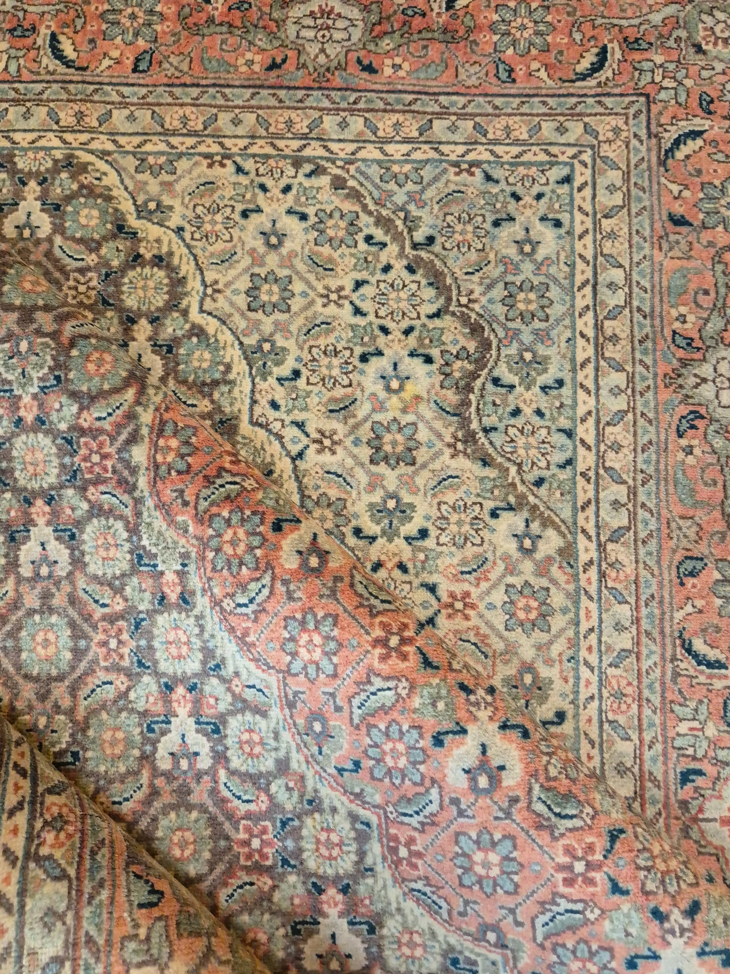 Täbriz Teppich Korkwolle Medaillon Mahi Muster feine Knüpfung