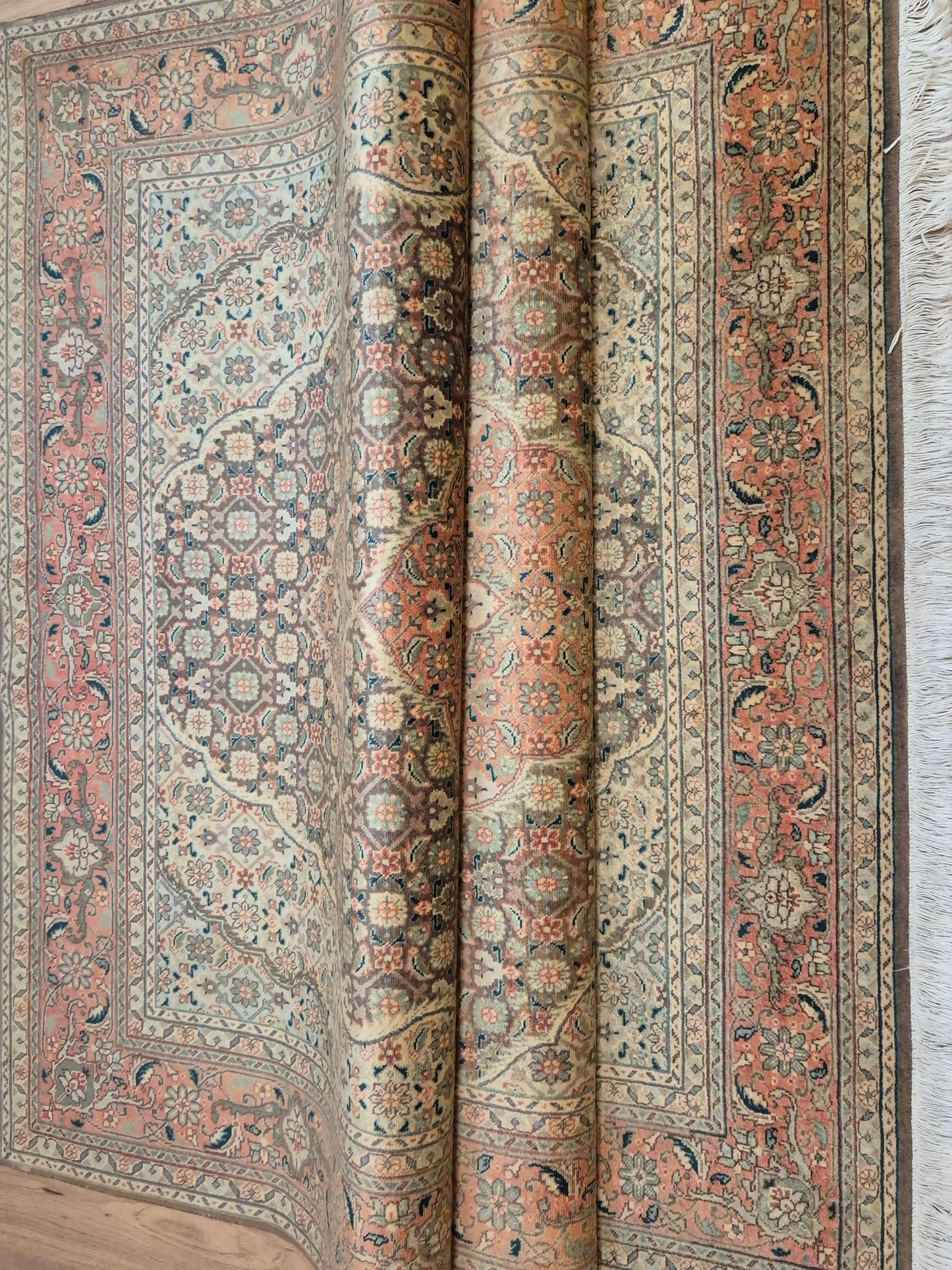 Täbriz Teppich Korkwolle Medaillon Mahi Muster feine Knüpfung