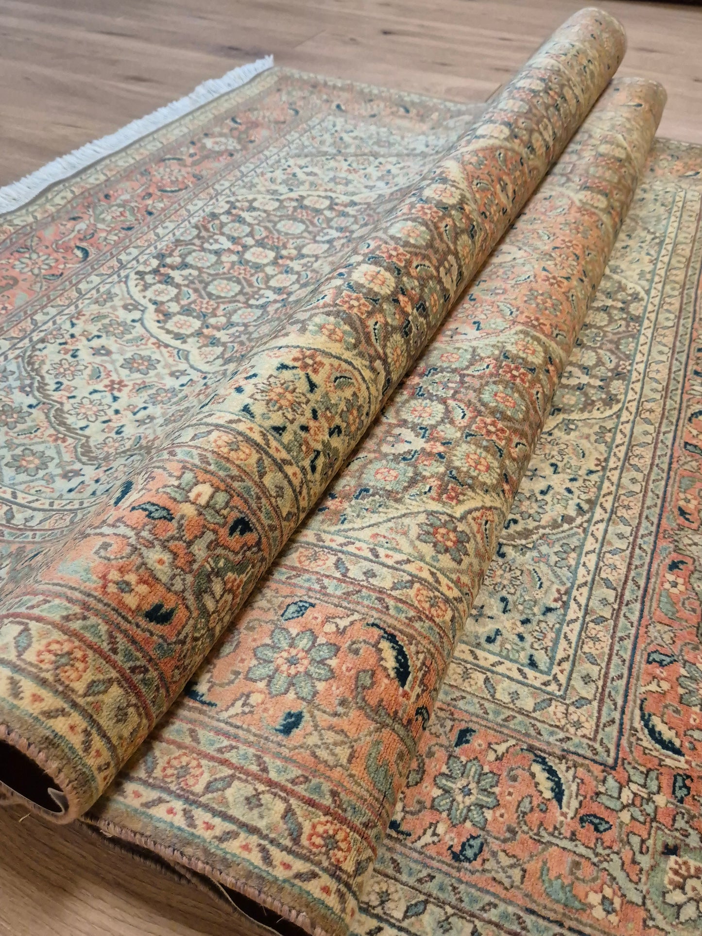 Täbriz Teppich Korkwolle Medaillon Mahi Muster feine Knüpfung