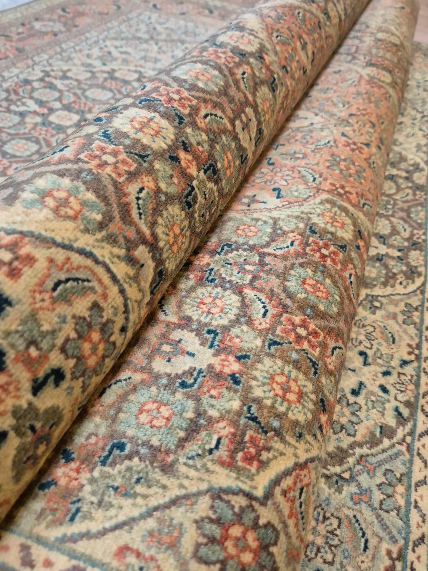 Täbriz Teppich Korkwolle Medaillon Mahi Muster feine Knüpfung