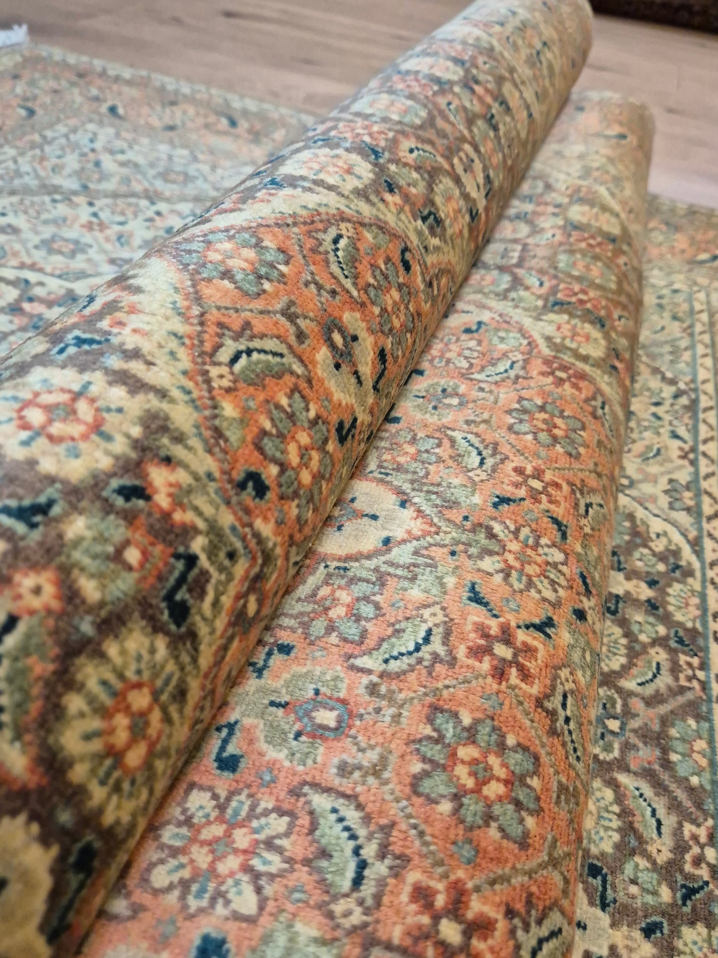 Täbriz Teppich Korkwolle Medaillon Mahi Muster feine Knüpfung