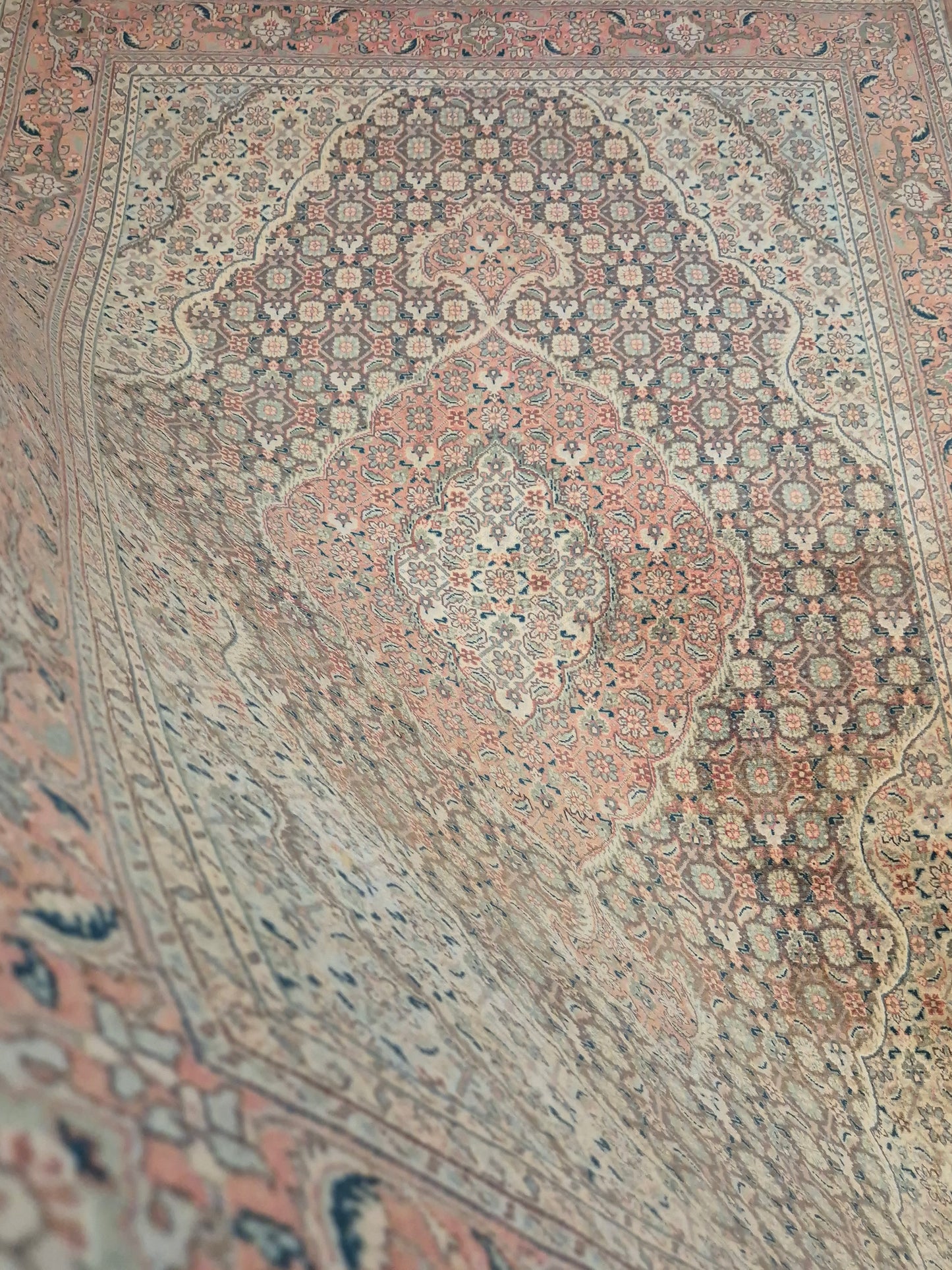 Täbriz Teppich Korkwolle Medaillon Mahi Muster feine Knüpfung