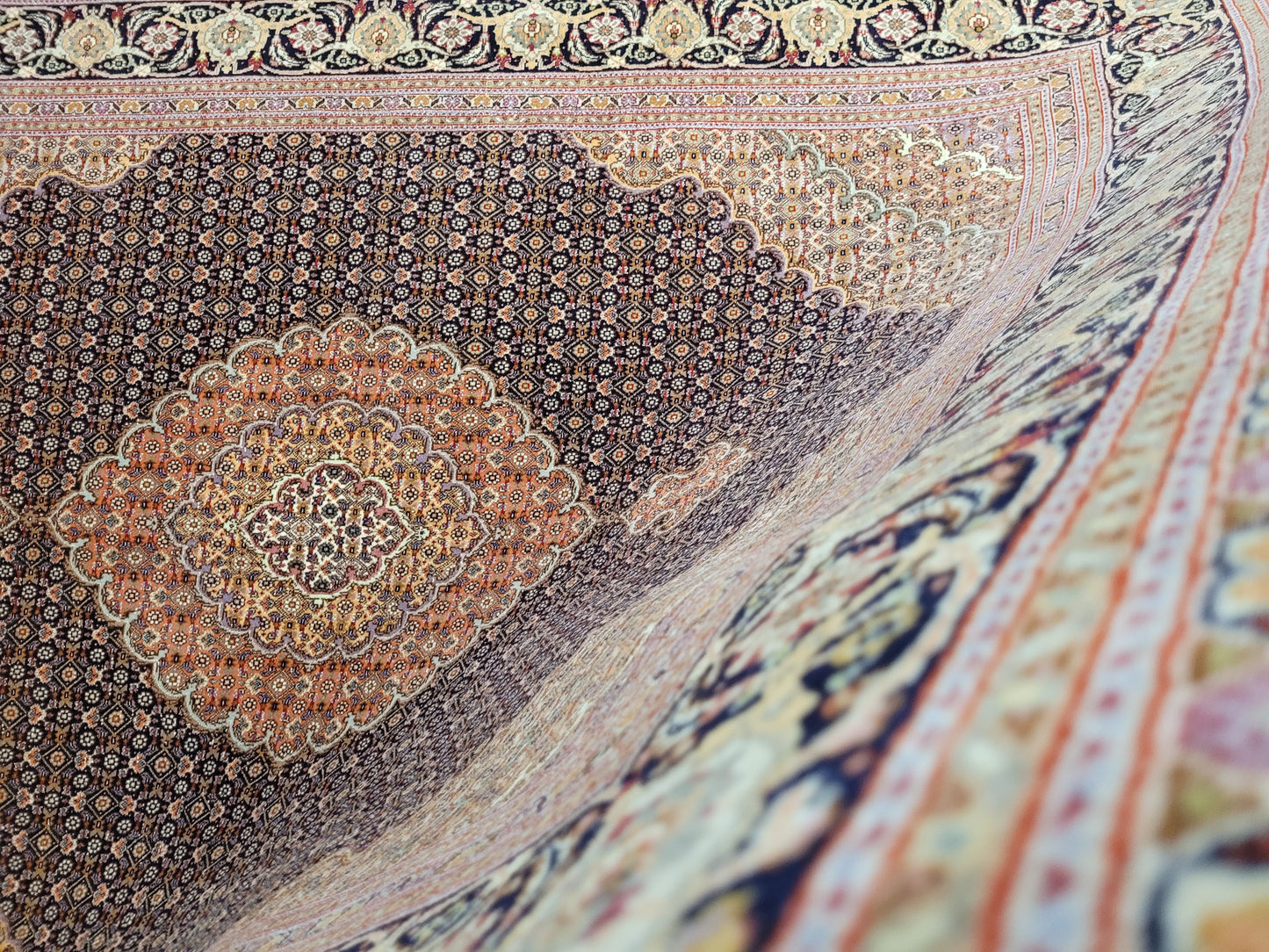 Täbriz Teppich Korkwolle mit Seide feine Knüpfung klassisches Medaillon